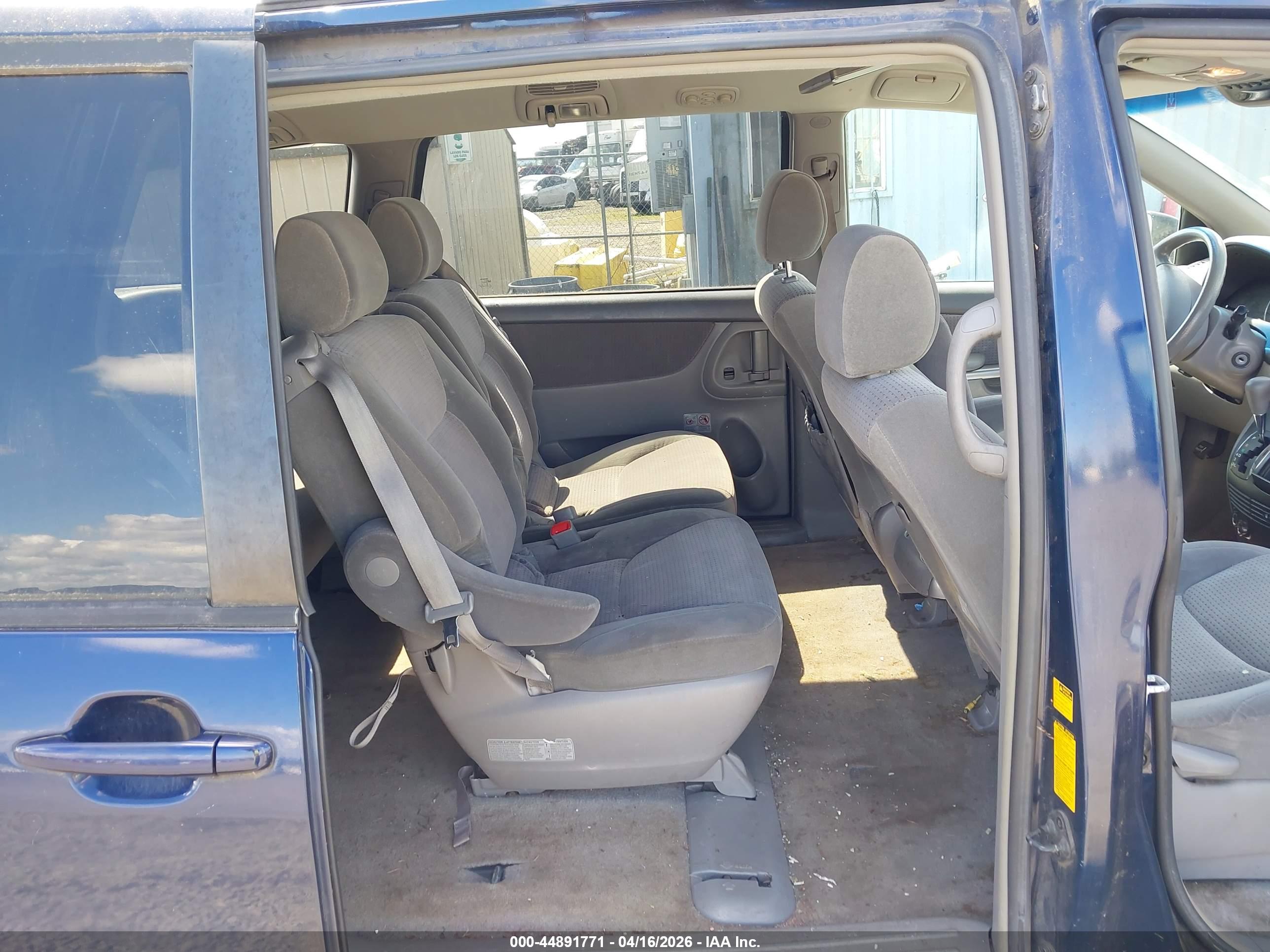 TOYOTA SIENNA image 8