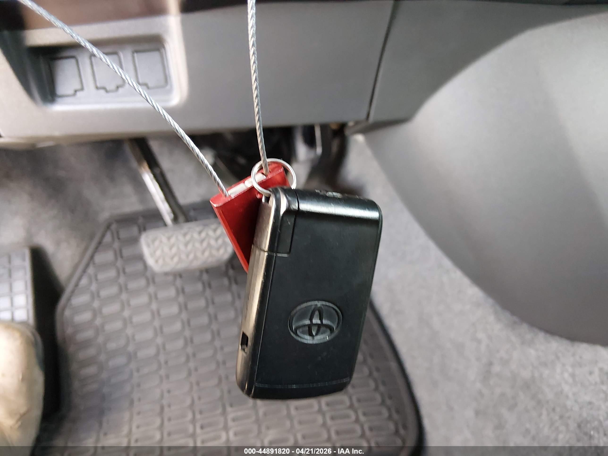 TOYOTA PRIUS image 11