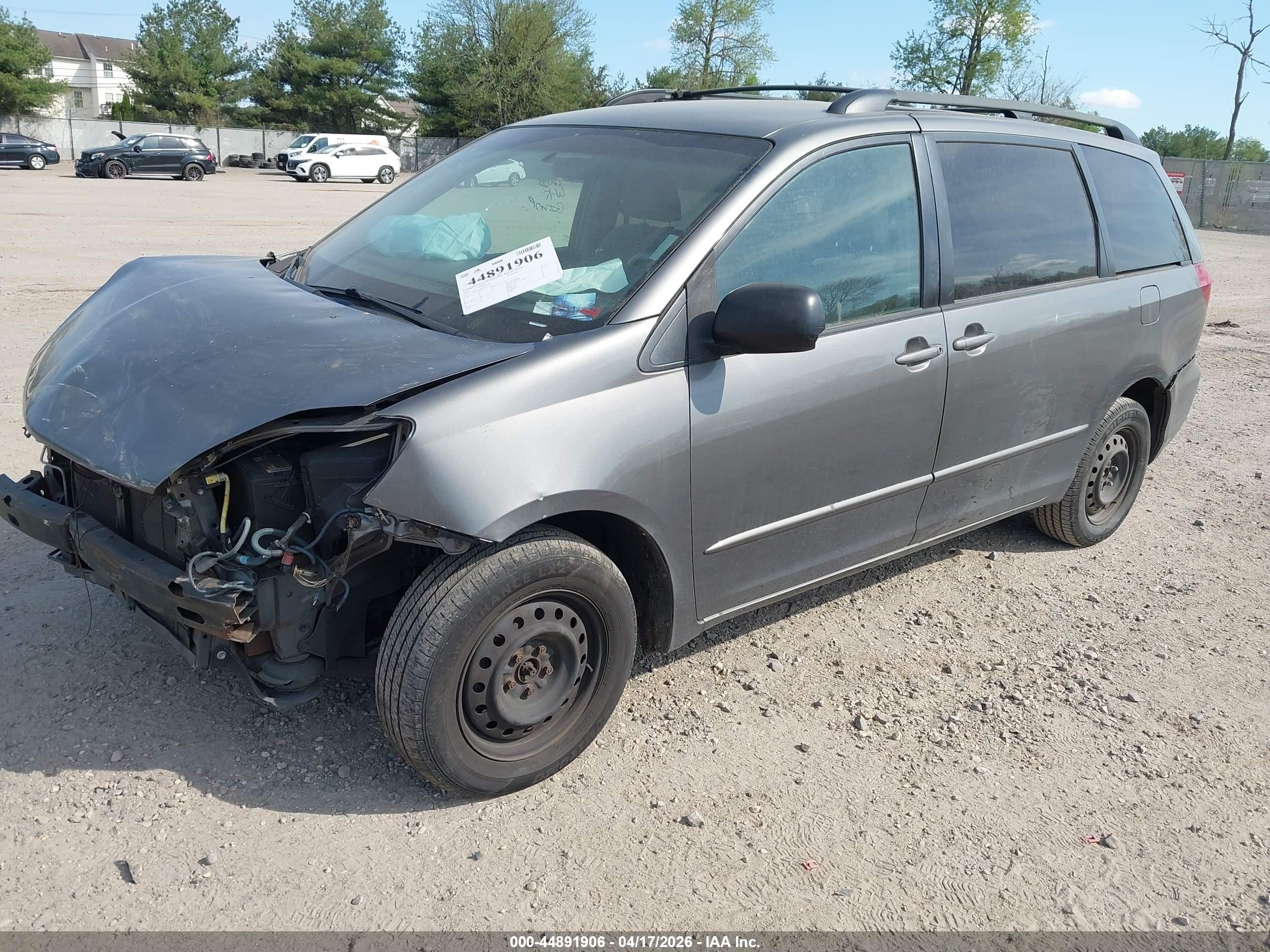 TOYOTA SIENNA image 2