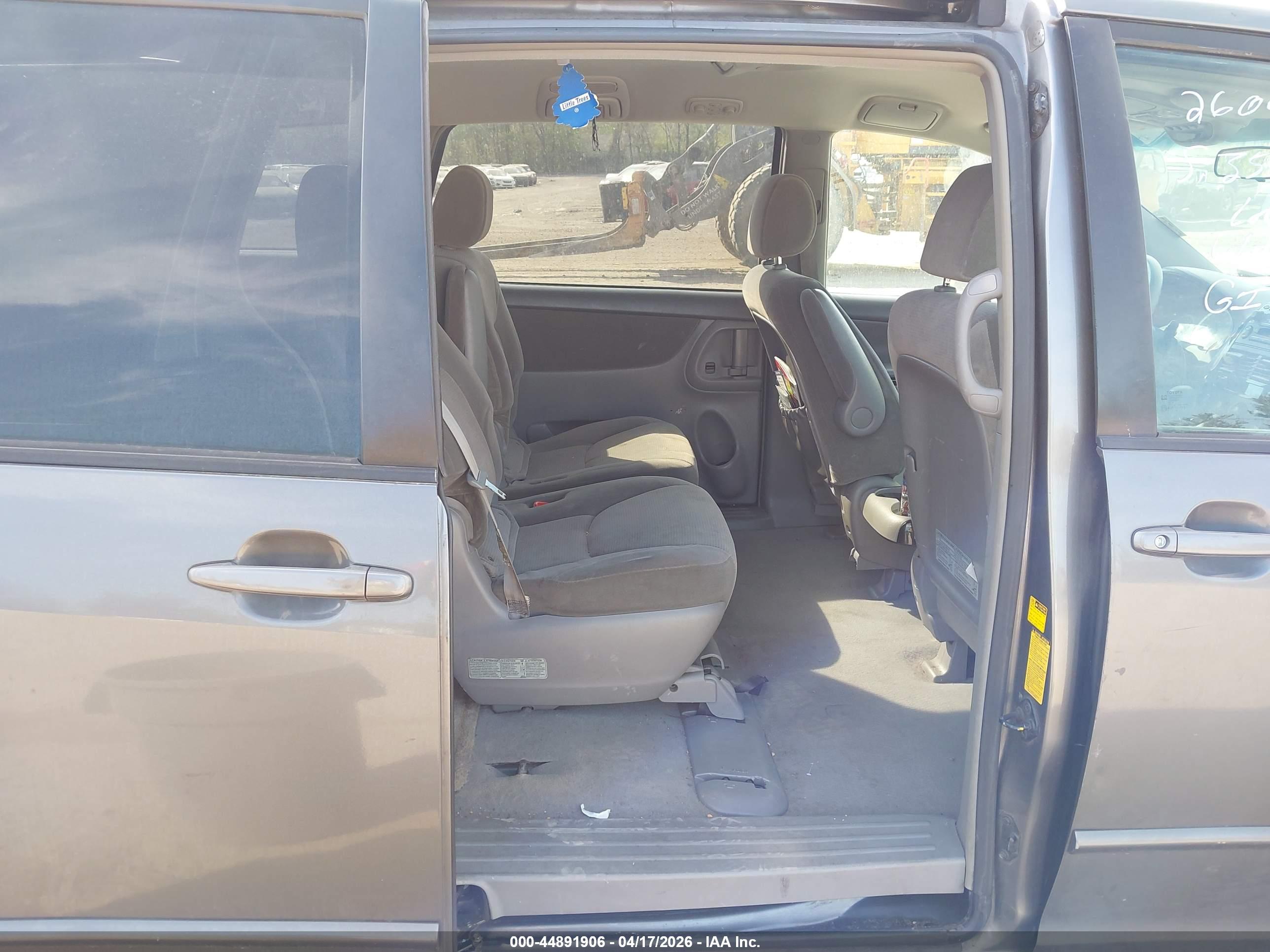 TOYOTA SIENNA image 8