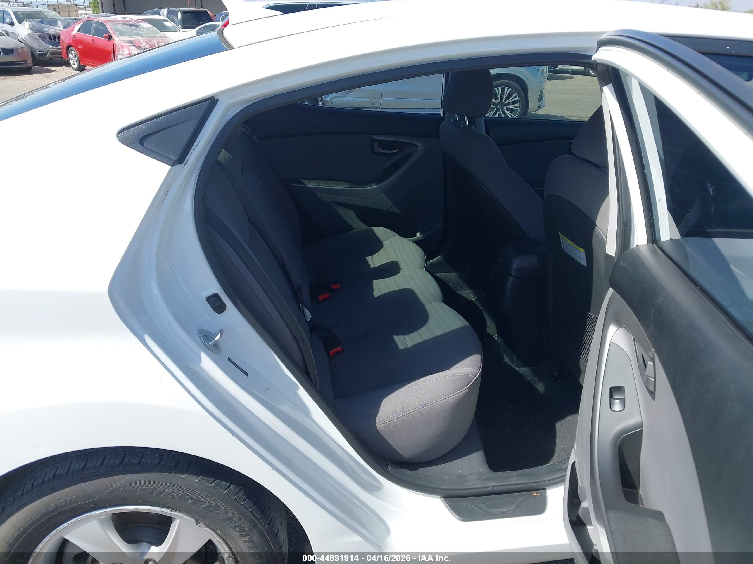 HYUNDAI ELANTRA image 8