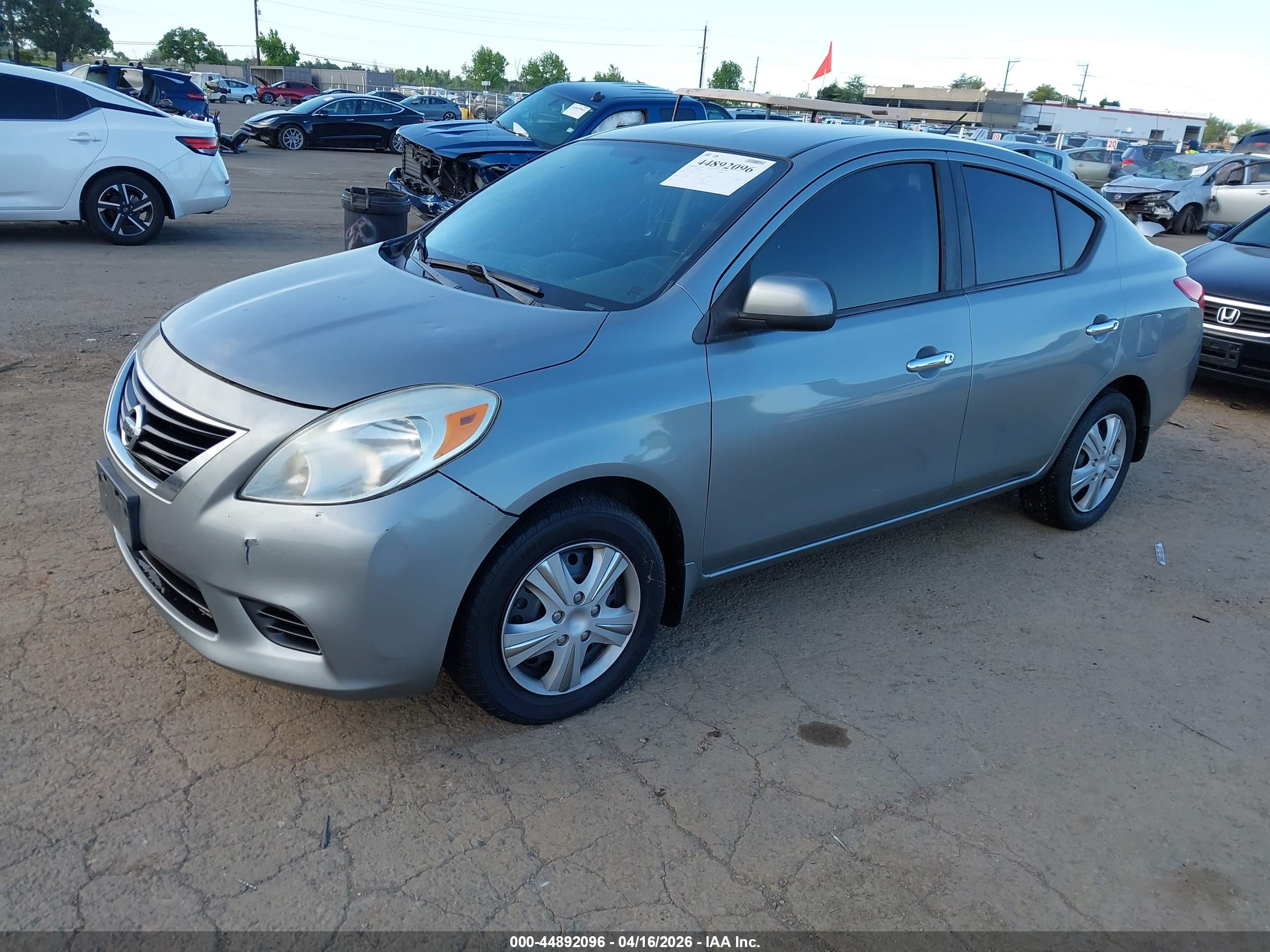 NISSAN VERSA image 2