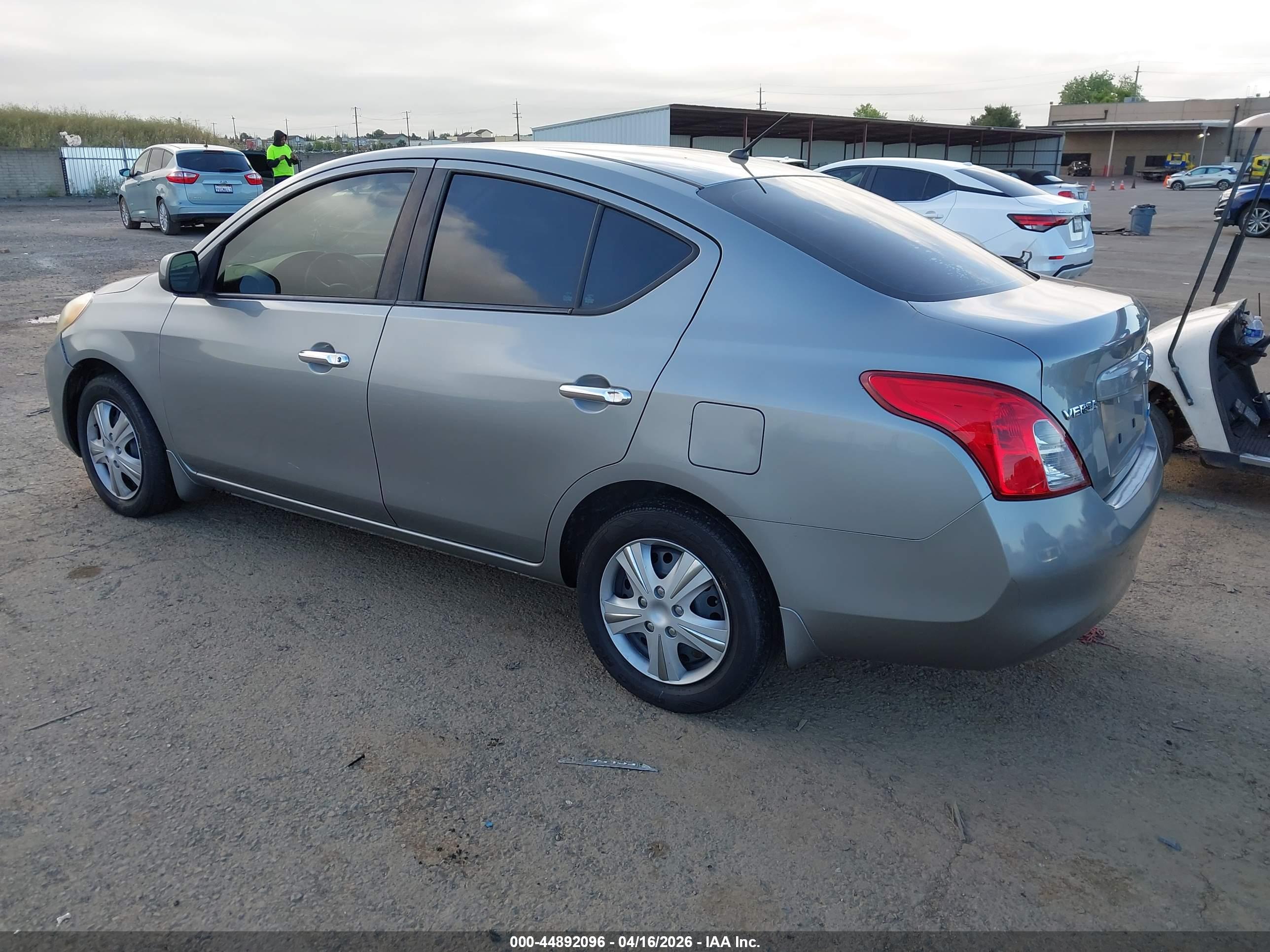 NISSAN VERSA image 3