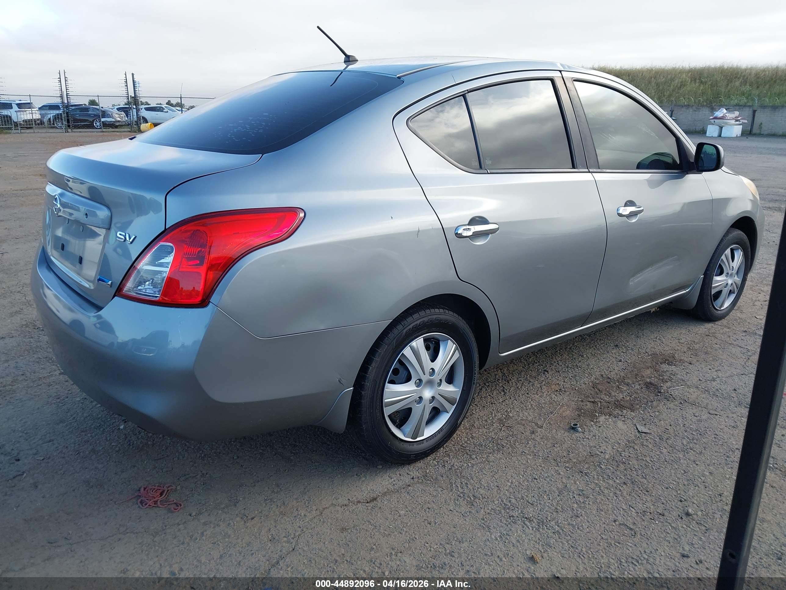 NISSAN VERSA image 4