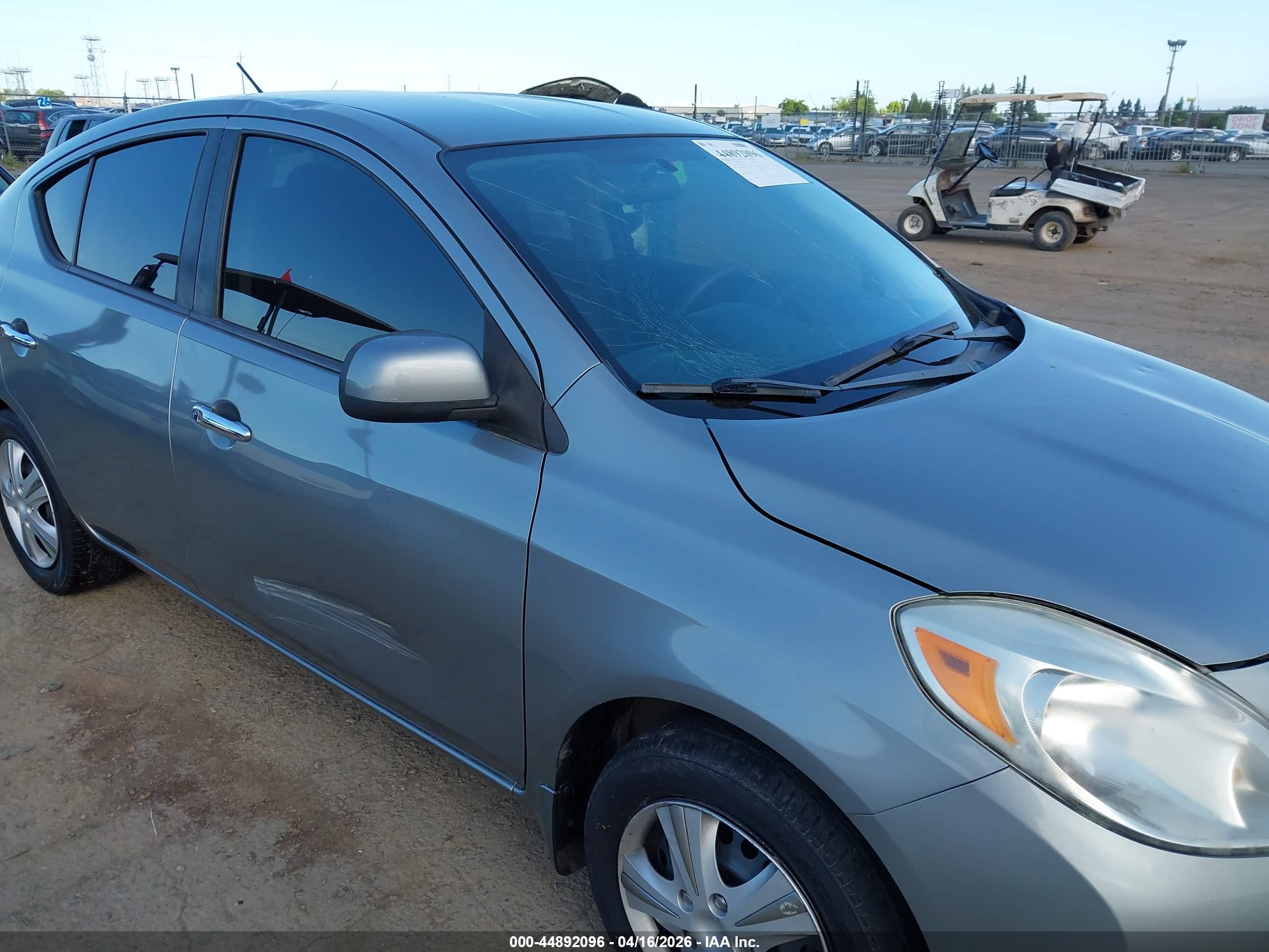 NISSAN VERSA image 6