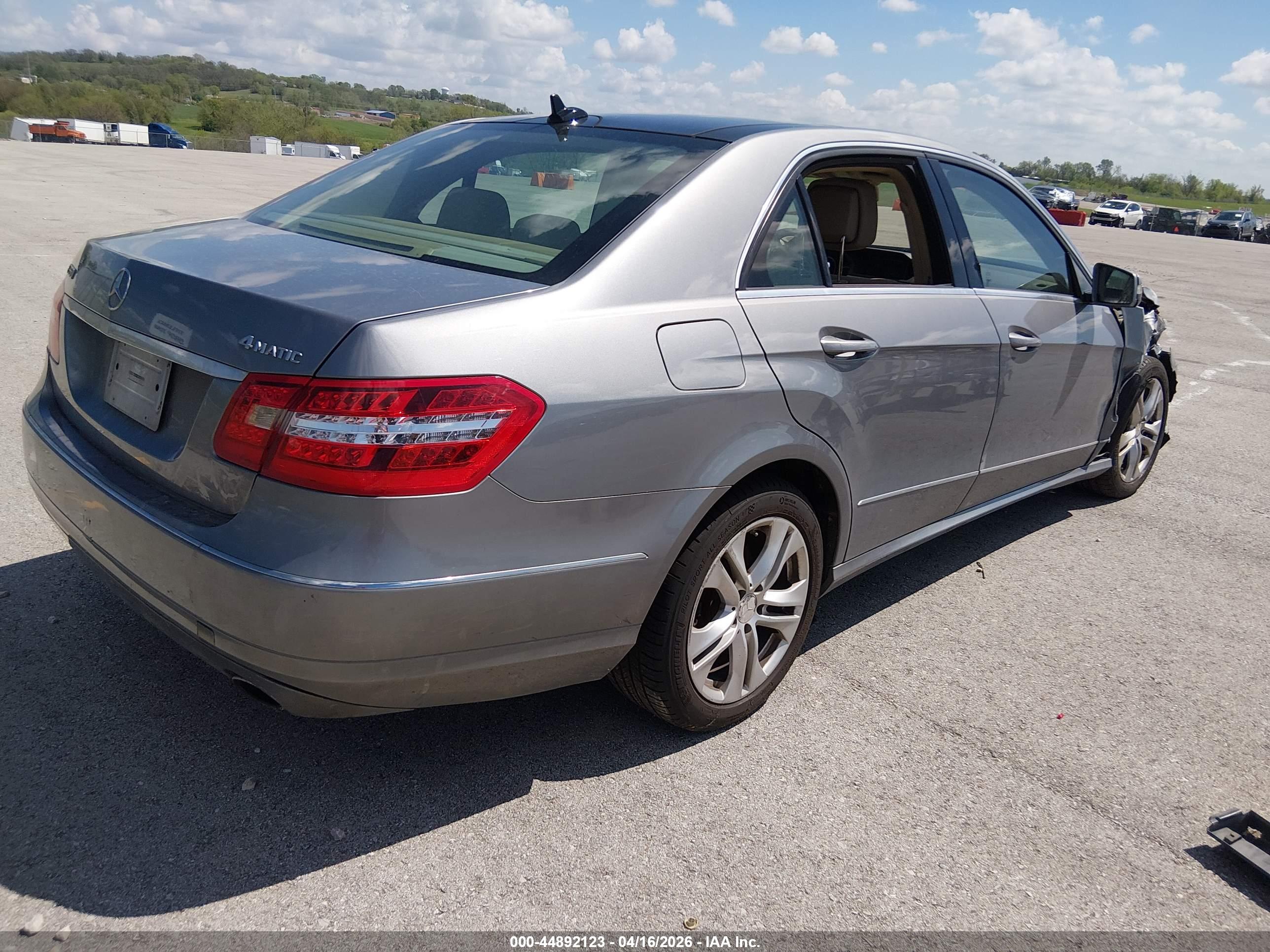 MERCEDES-BENZ E image 4