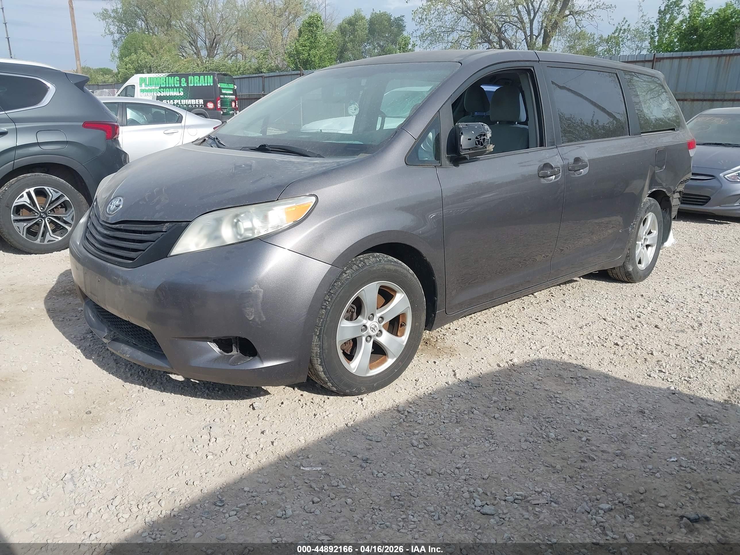TOYOTA SIENNA image 2