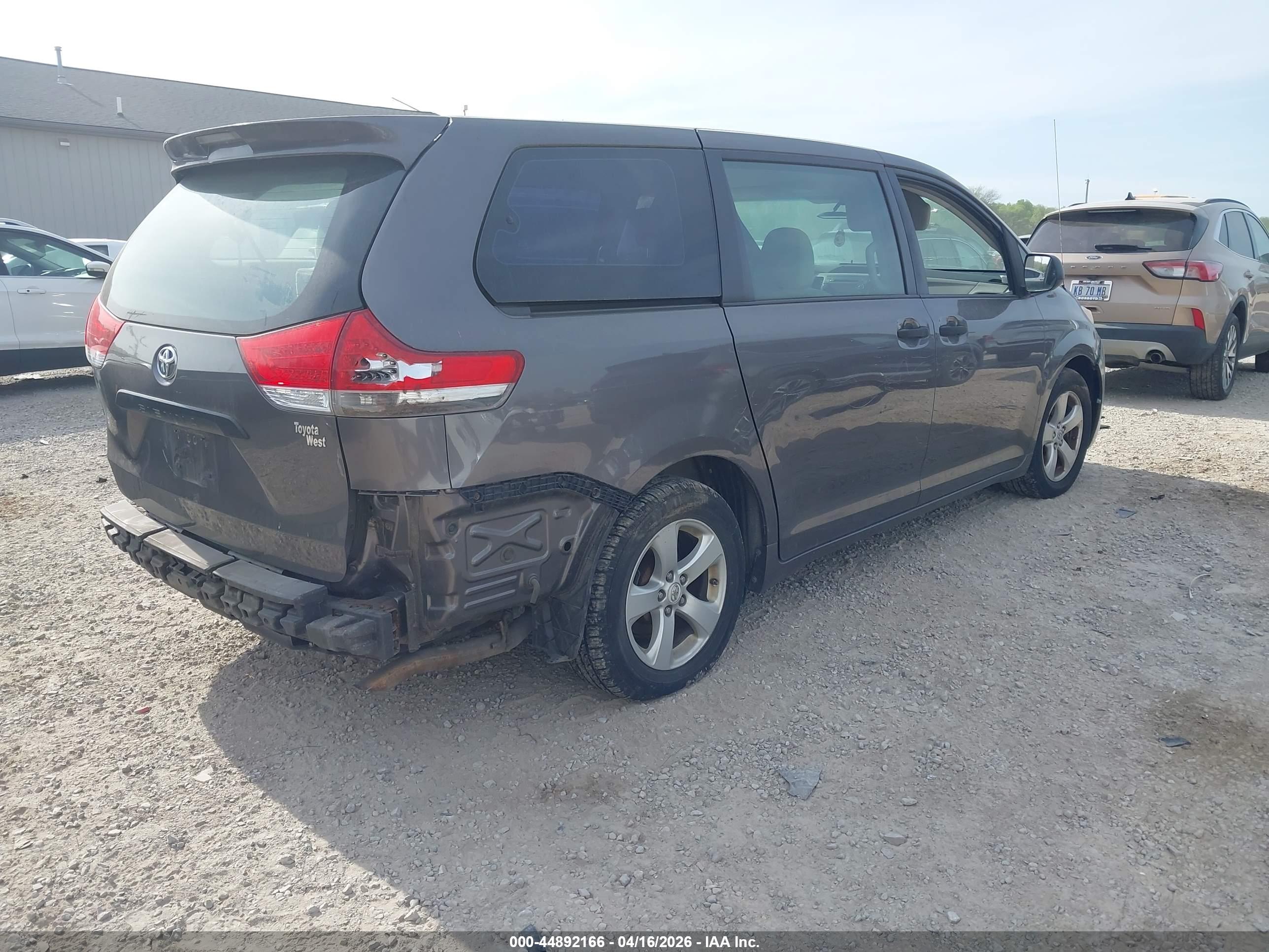 TOYOTA SIENNA image 4