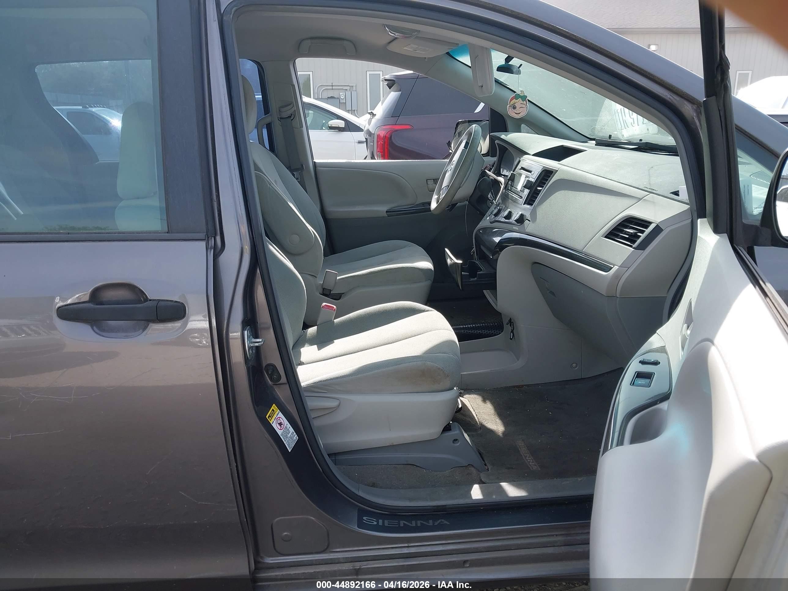 TOYOTA SIENNA image 5
