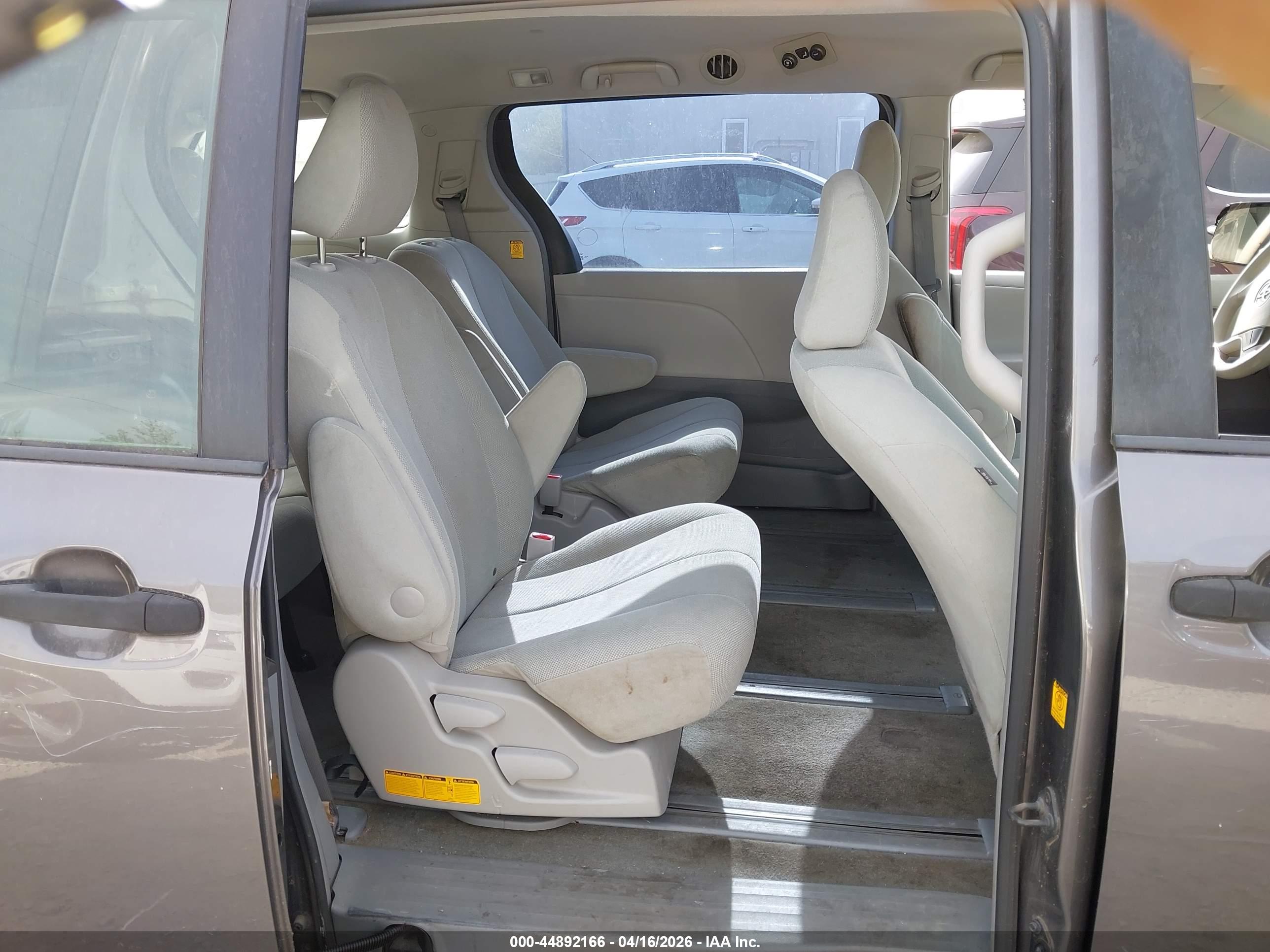 TOYOTA SIENNA image 8