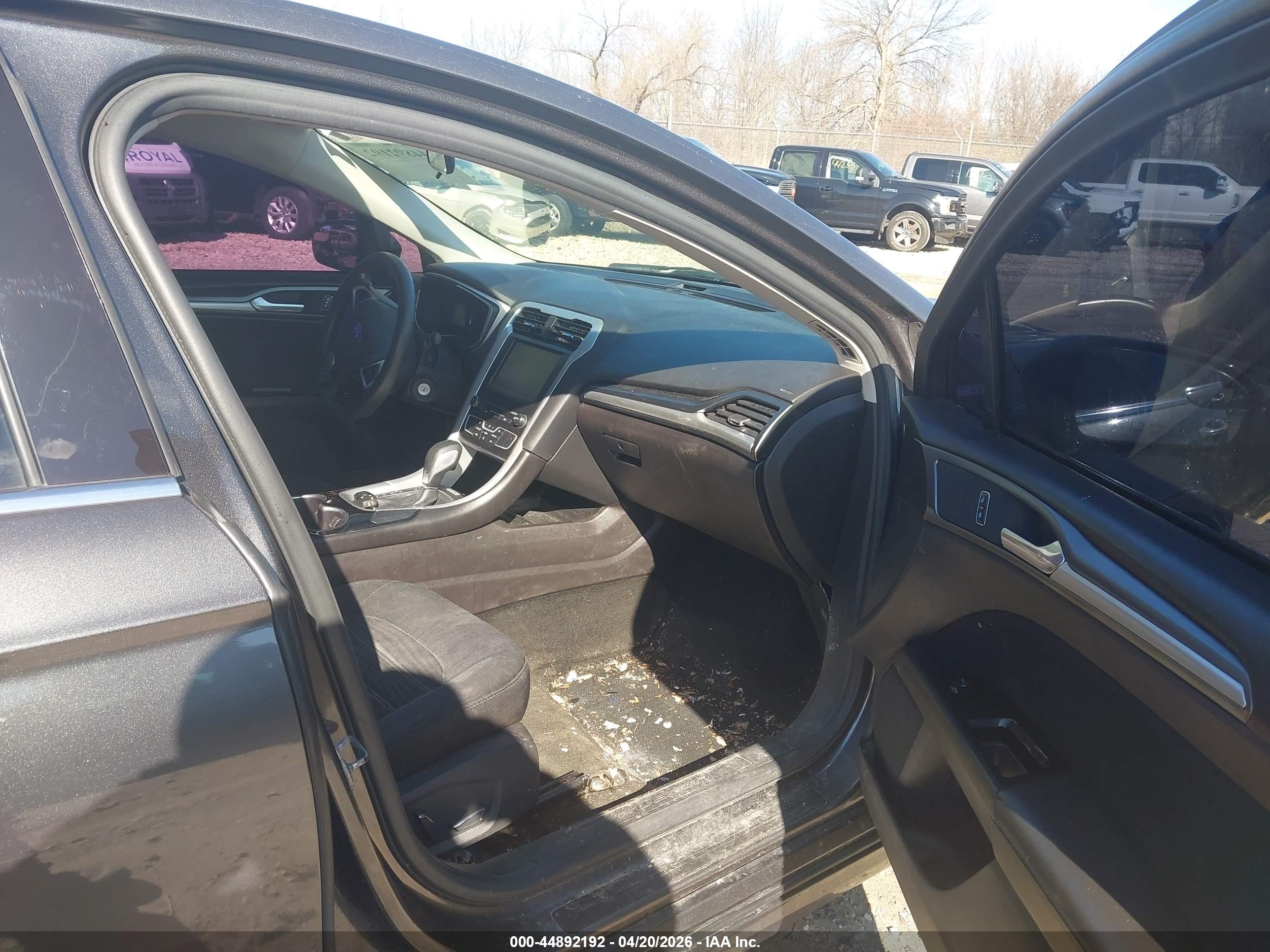 FORD FUSION image 5