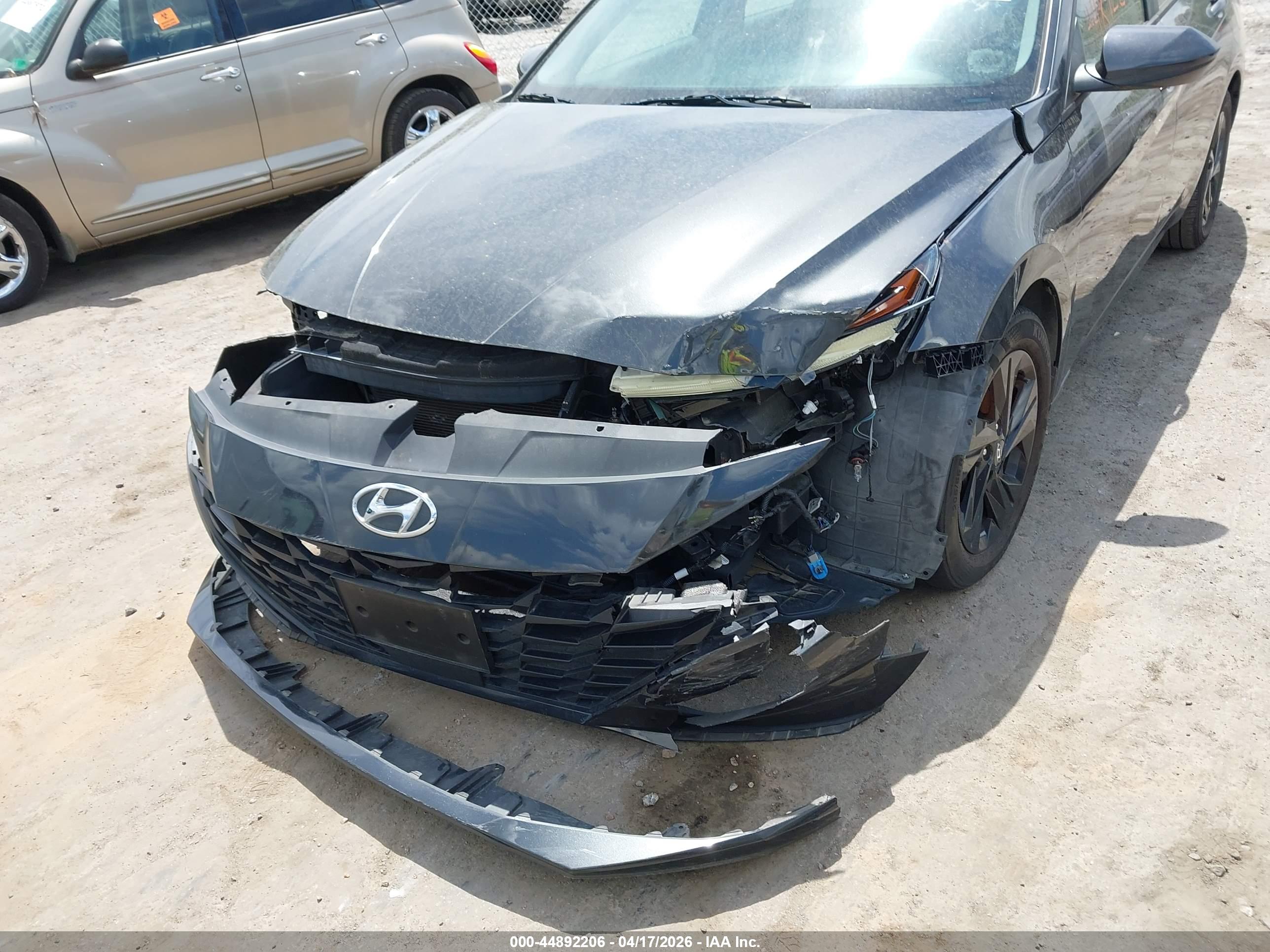 HYUNDAI ELANTRA image 6