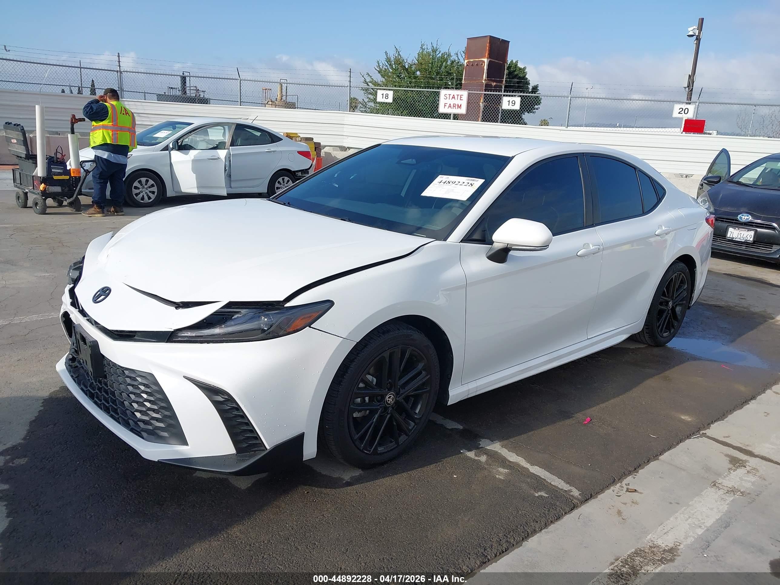TOYOTA CAMRY image 2