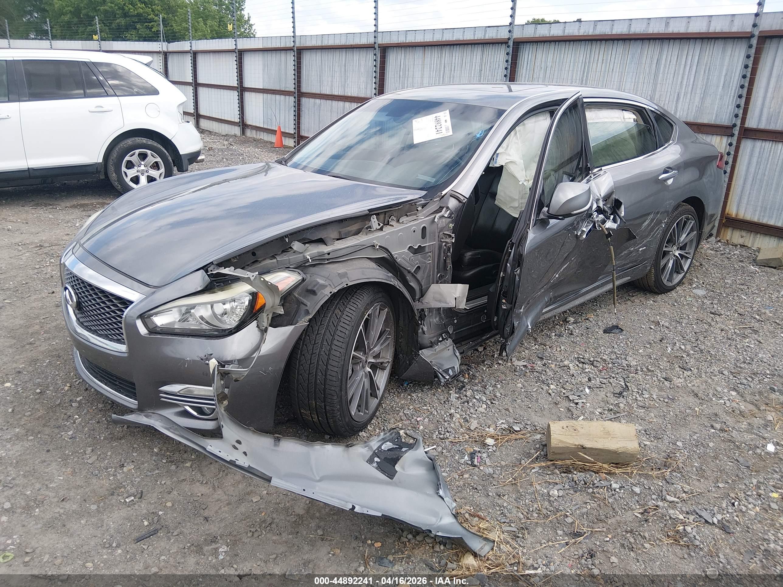 INFINITI Q70L image 2