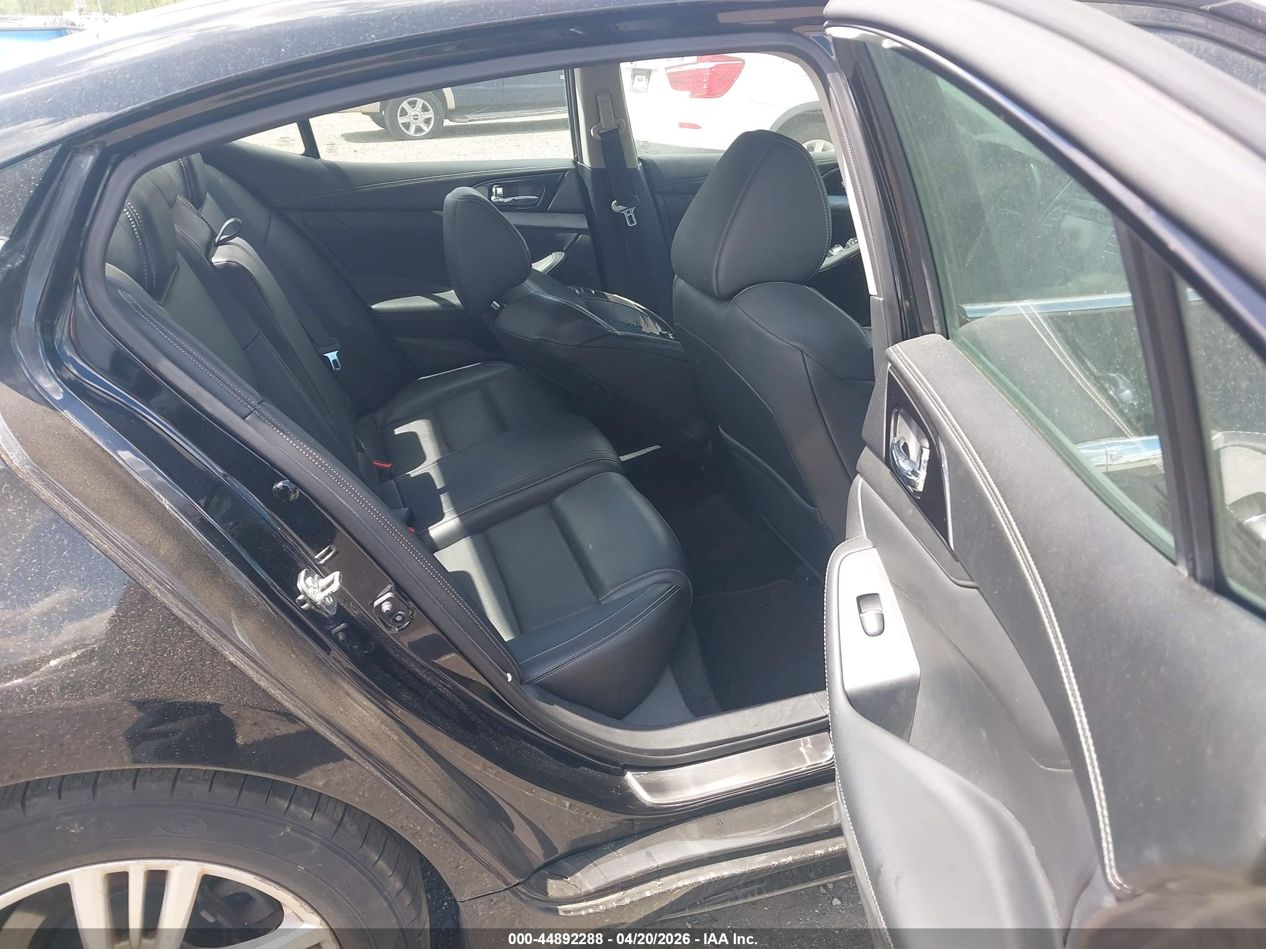 NISSAN MAXIMA image 8