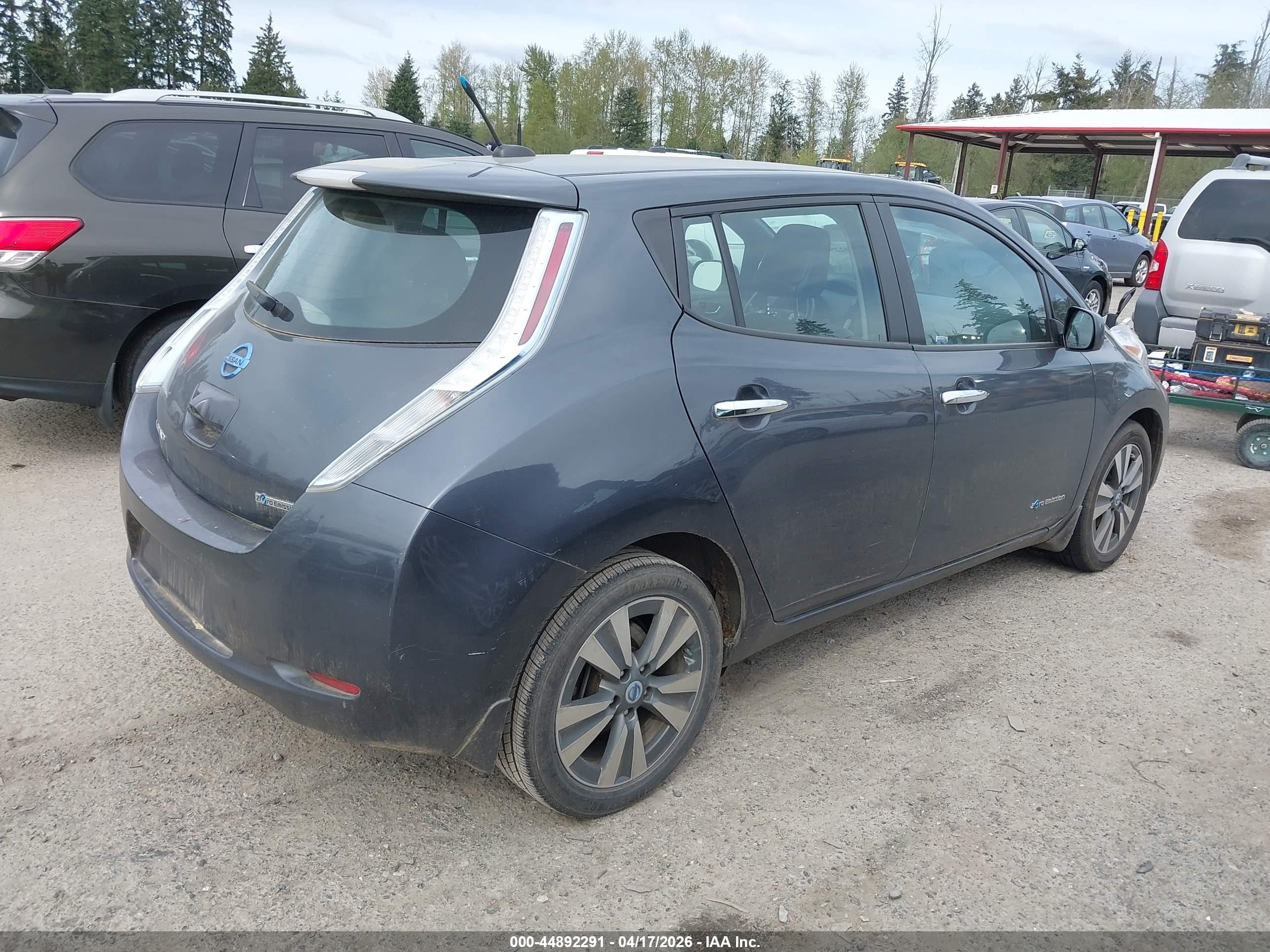 NISSAN LEAF image 4