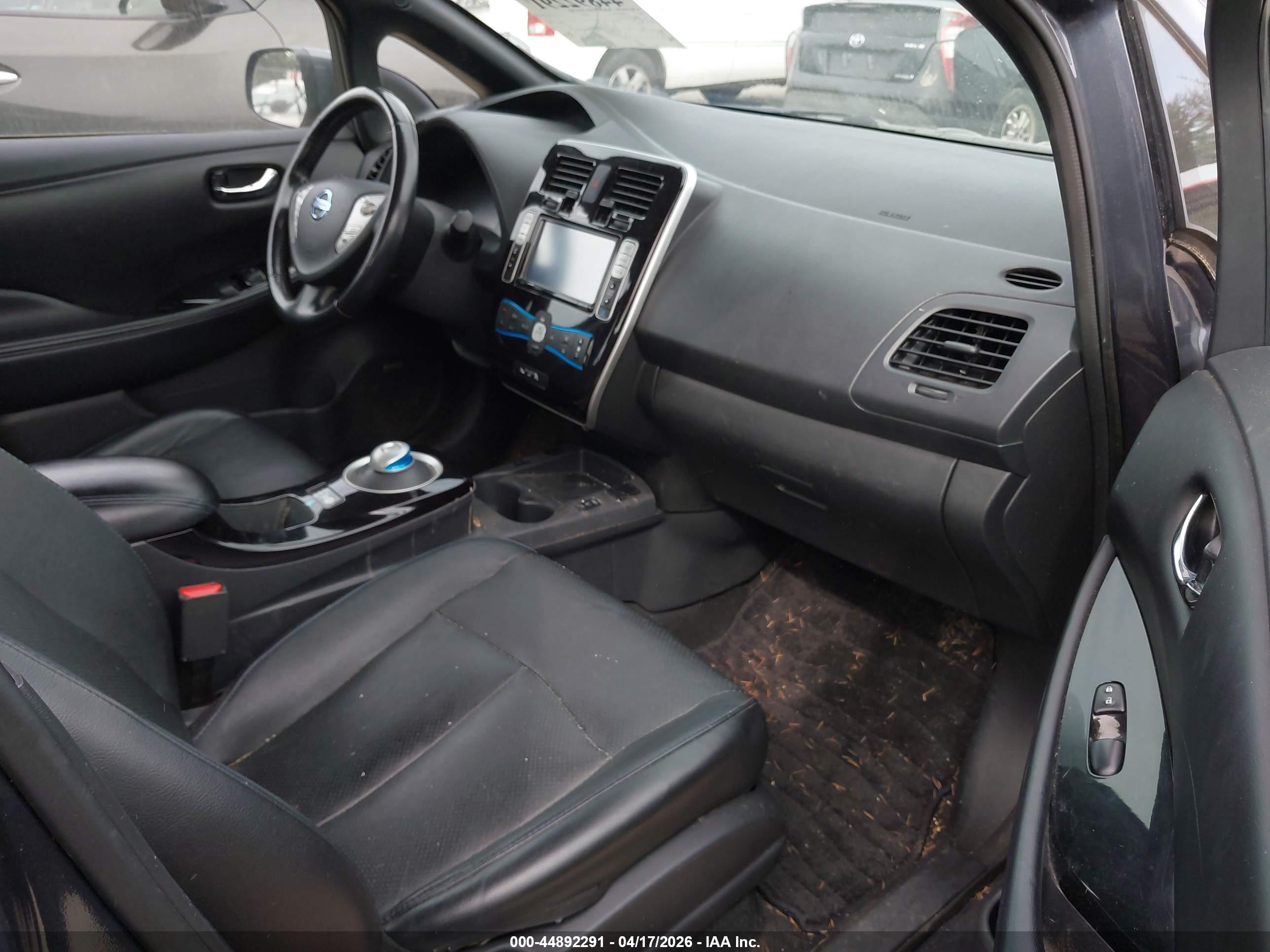 NISSAN LEAF image 5