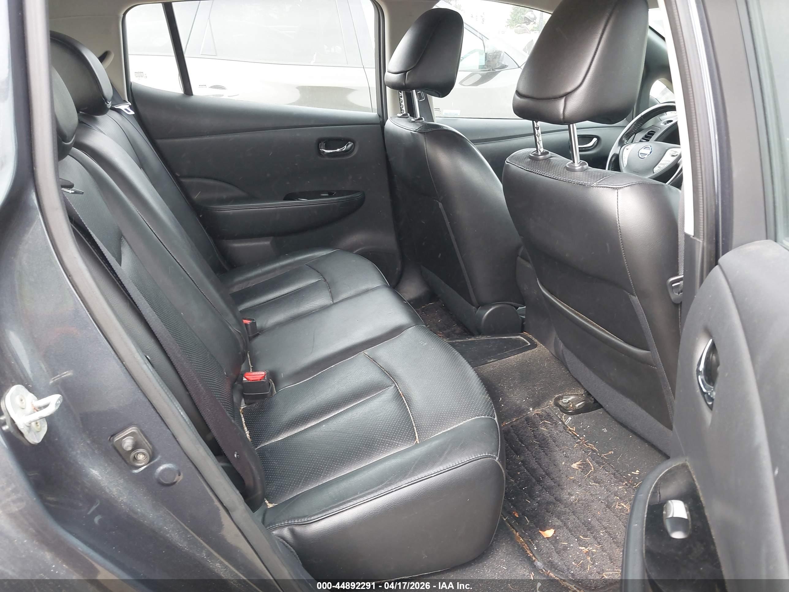 NISSAN LEAF image 8