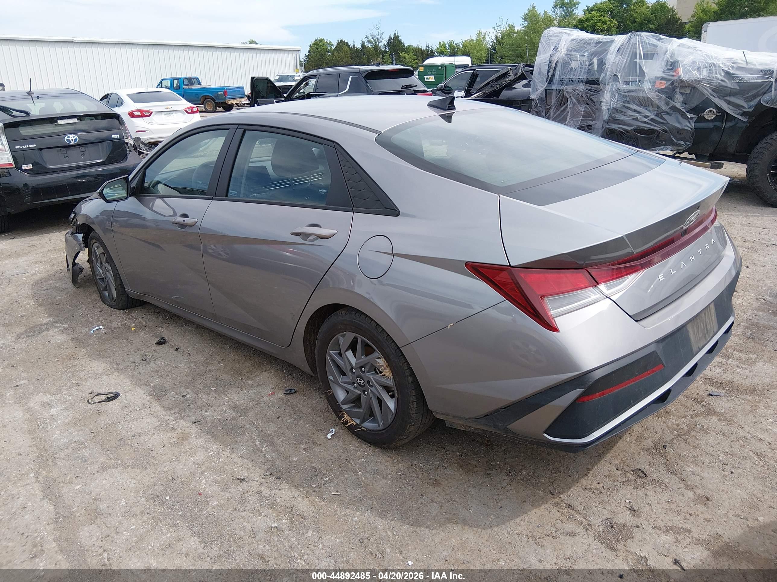 HYUNDAI ELANTRA image 3