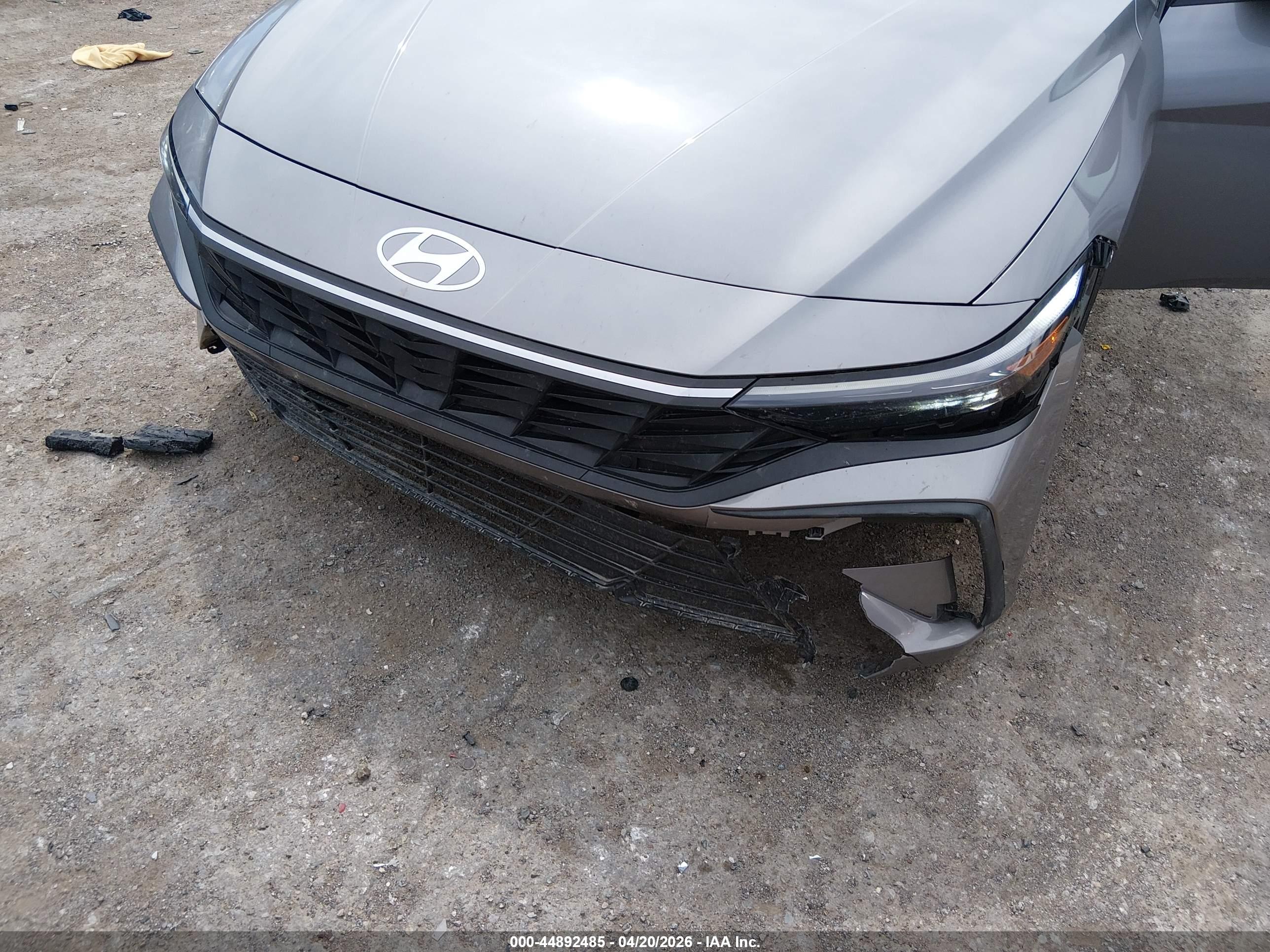HYUNDAI ELANTRA image 6