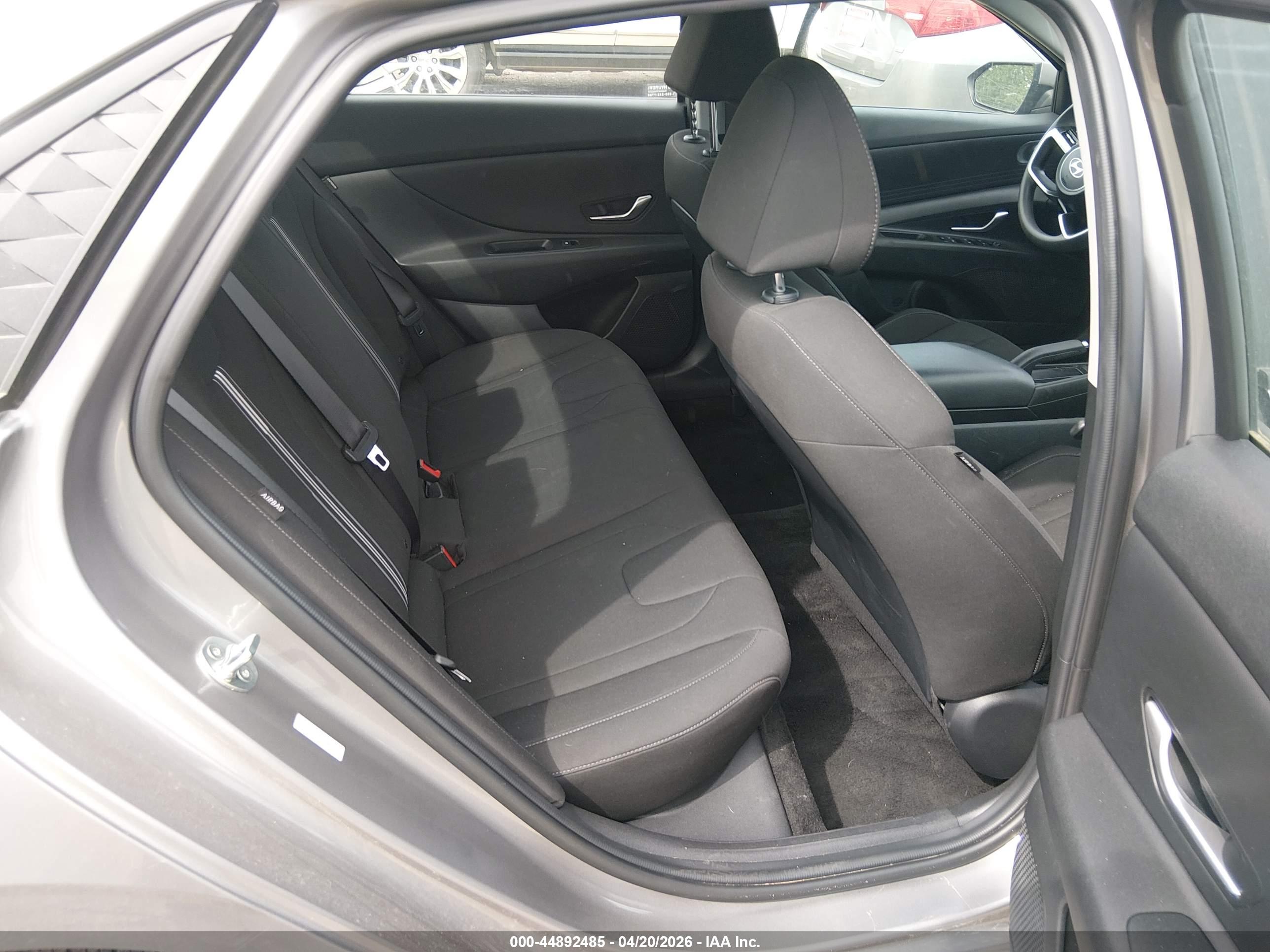 HYUNDAI ELANTRA image 8