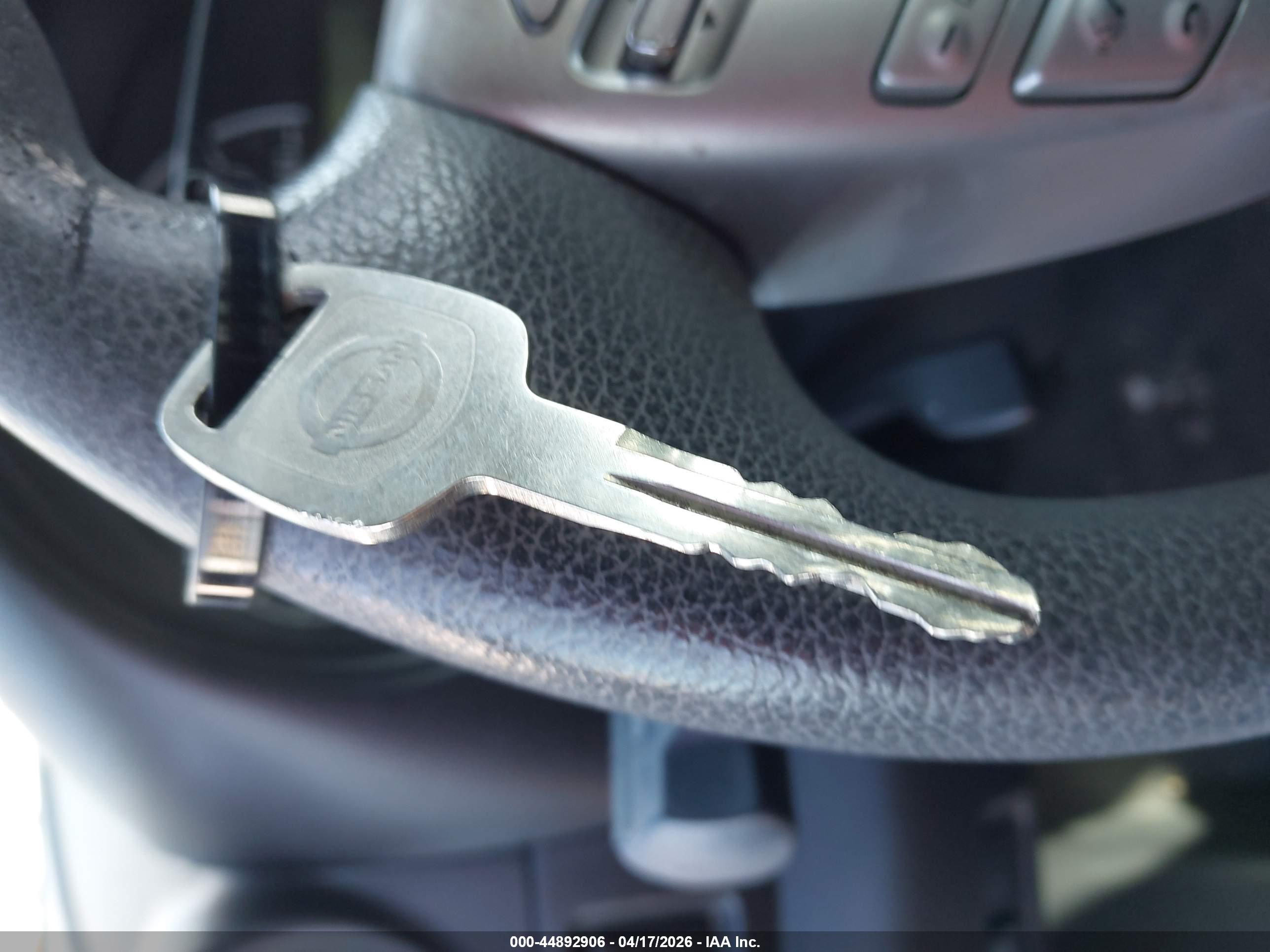NISSAN VERSA image 11