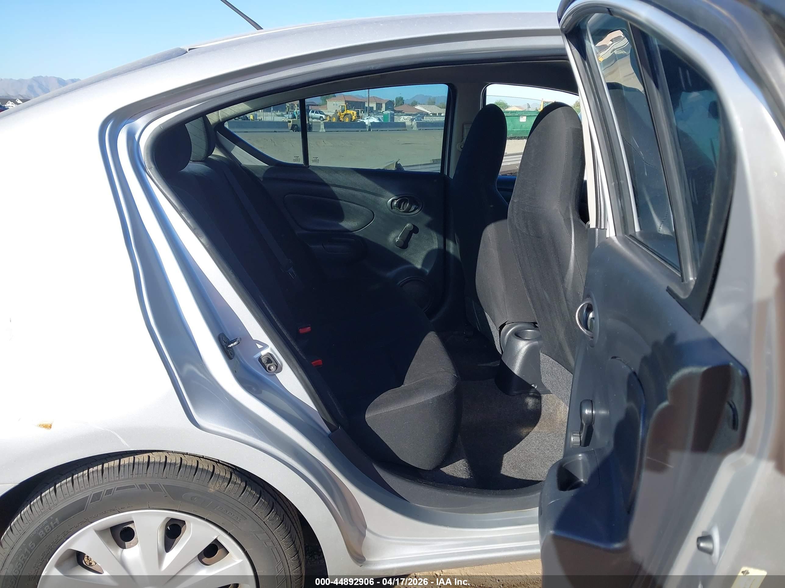 NISSAN VERSA image 8