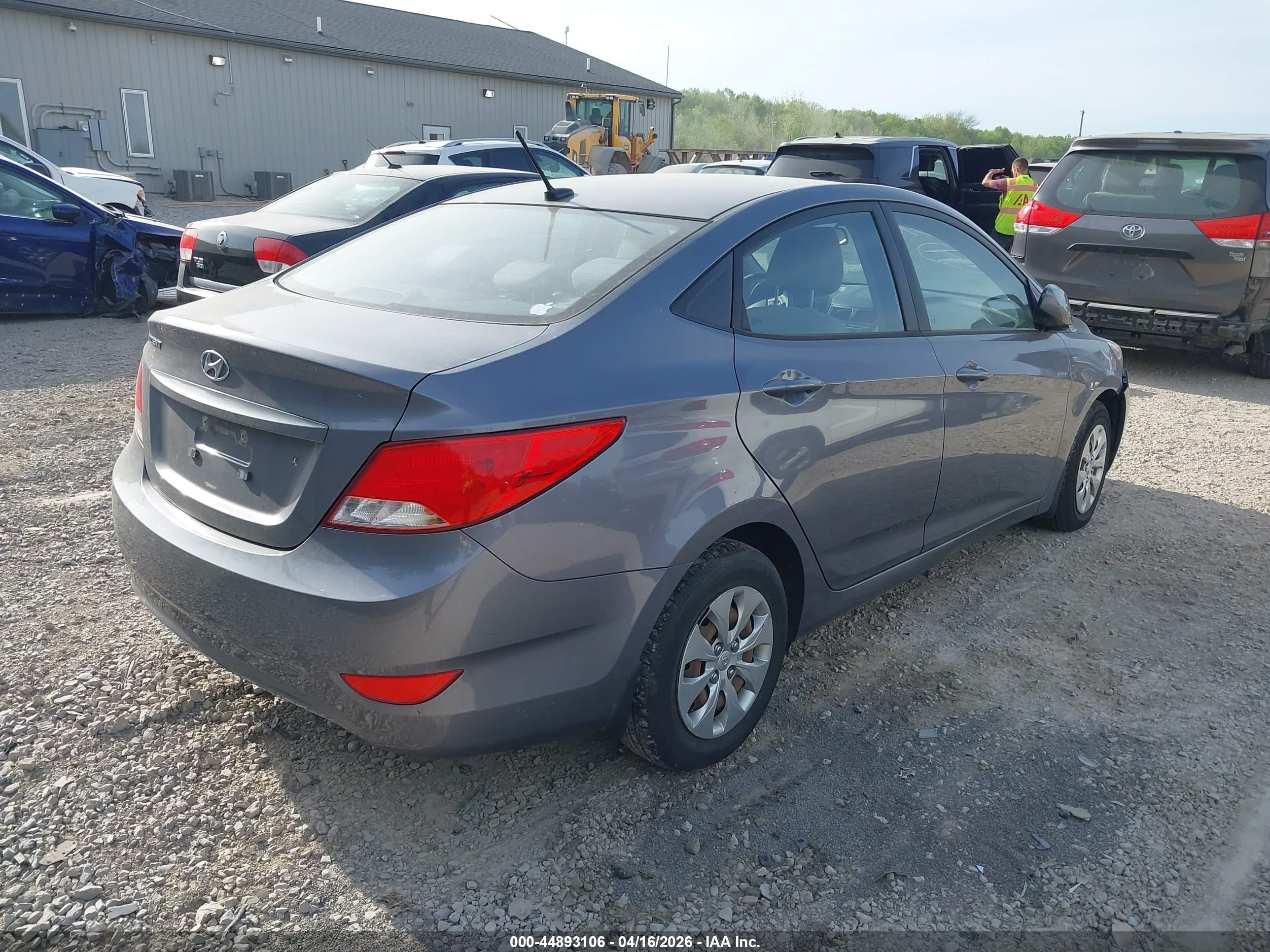 HYUNDAI ACCENT image 4