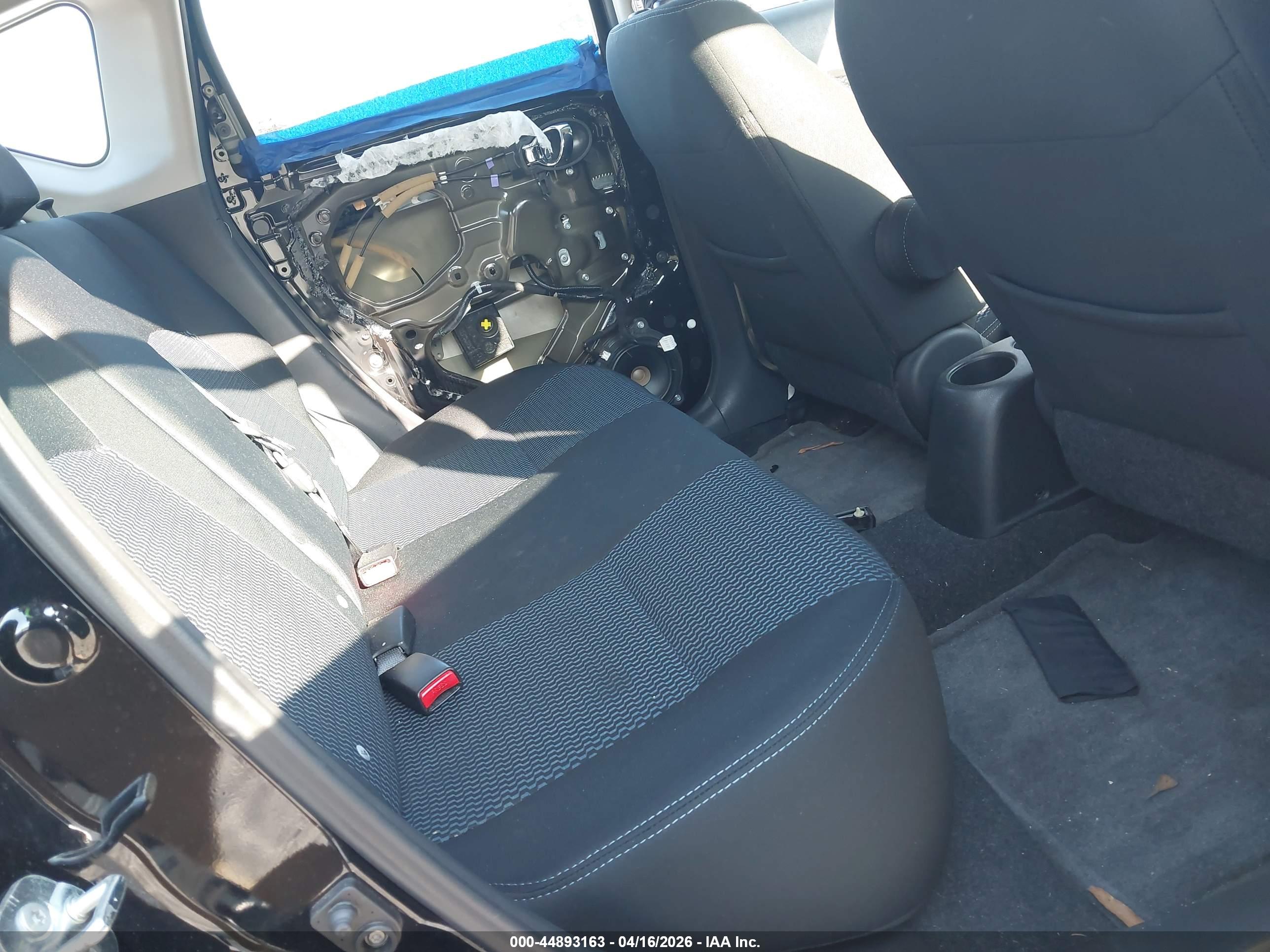 NISSAN VERSA image 8