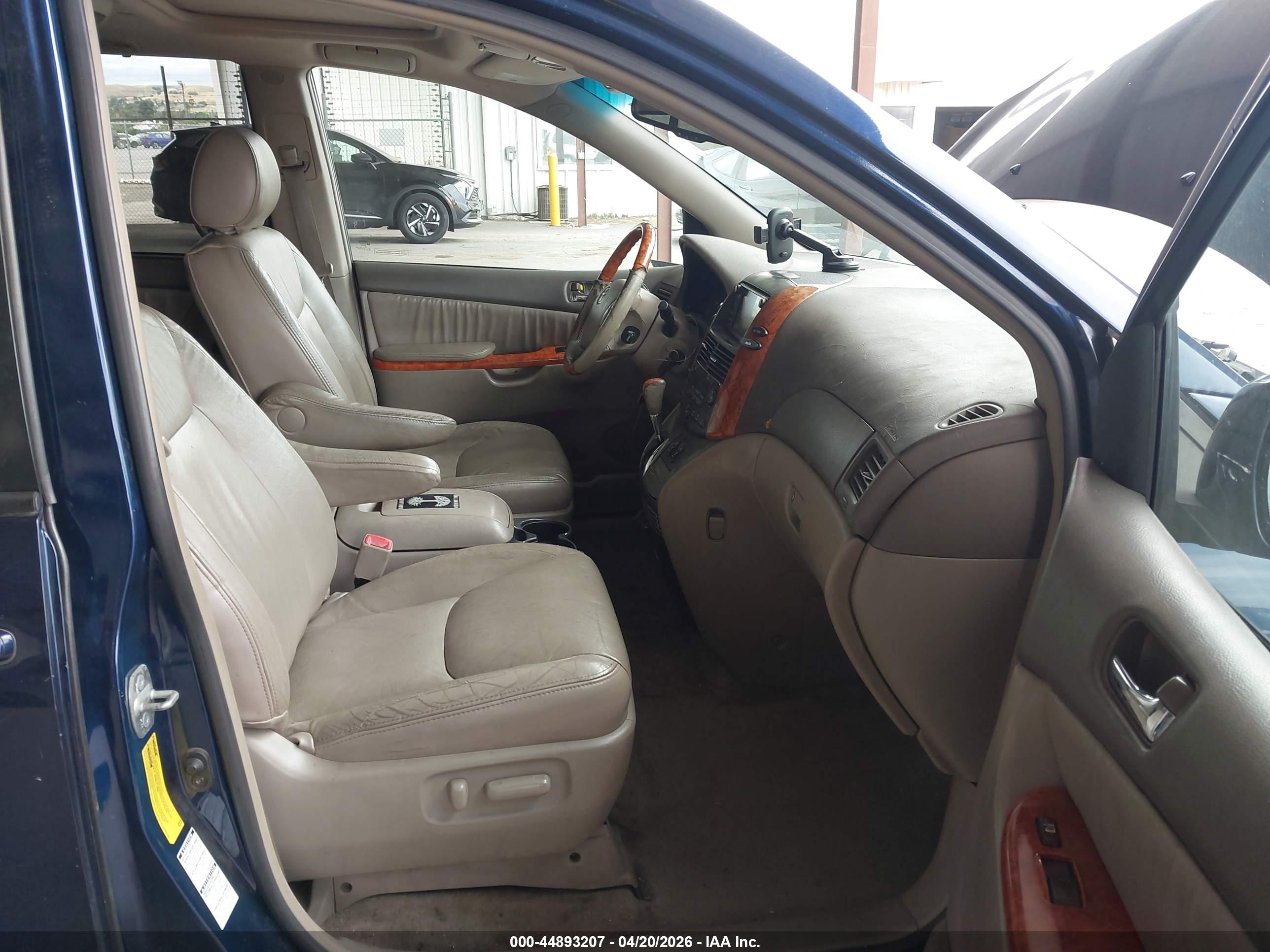 TOYOTA SIENNA image 5
