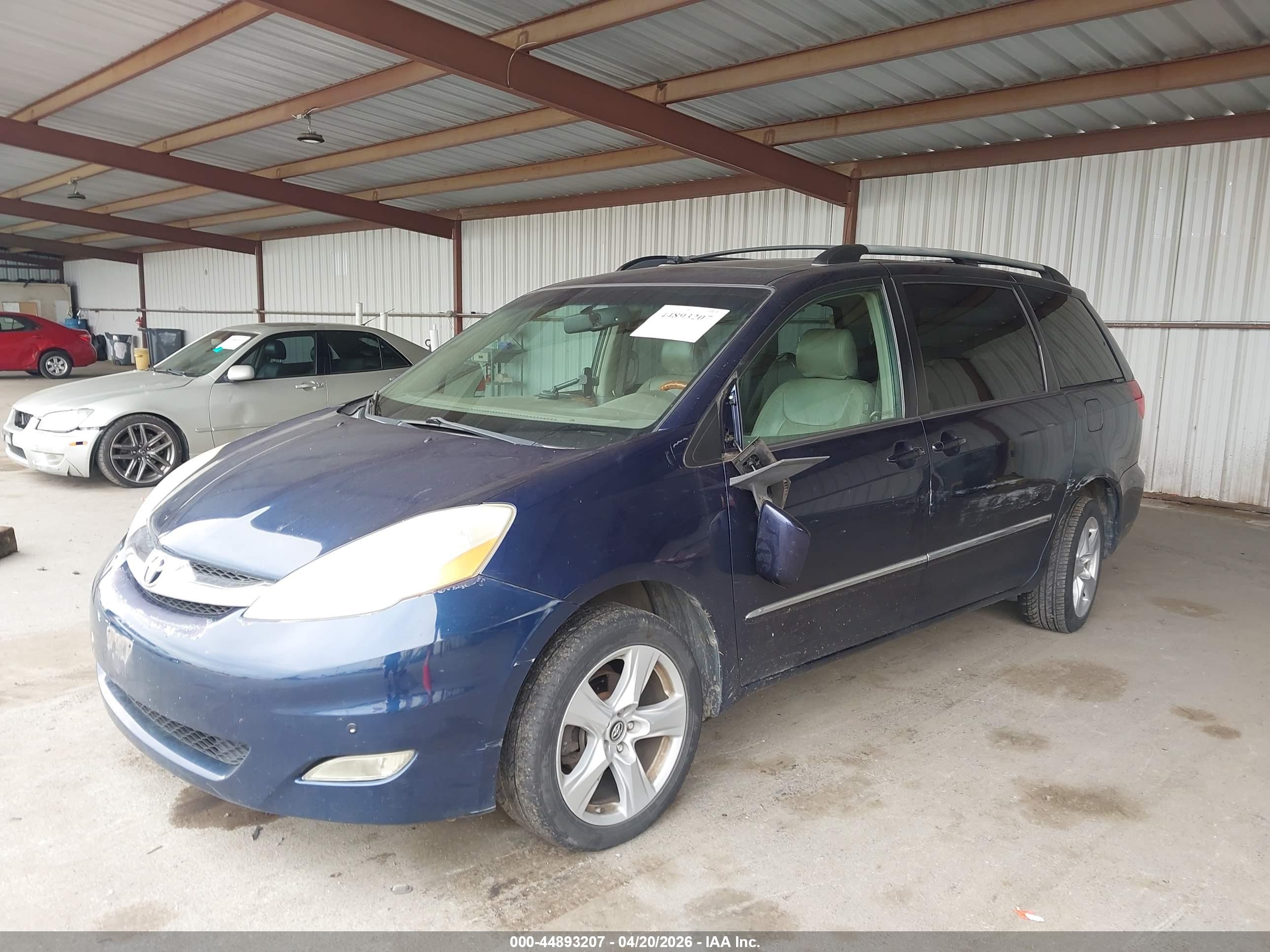 TOYOTA SIENNA image 6