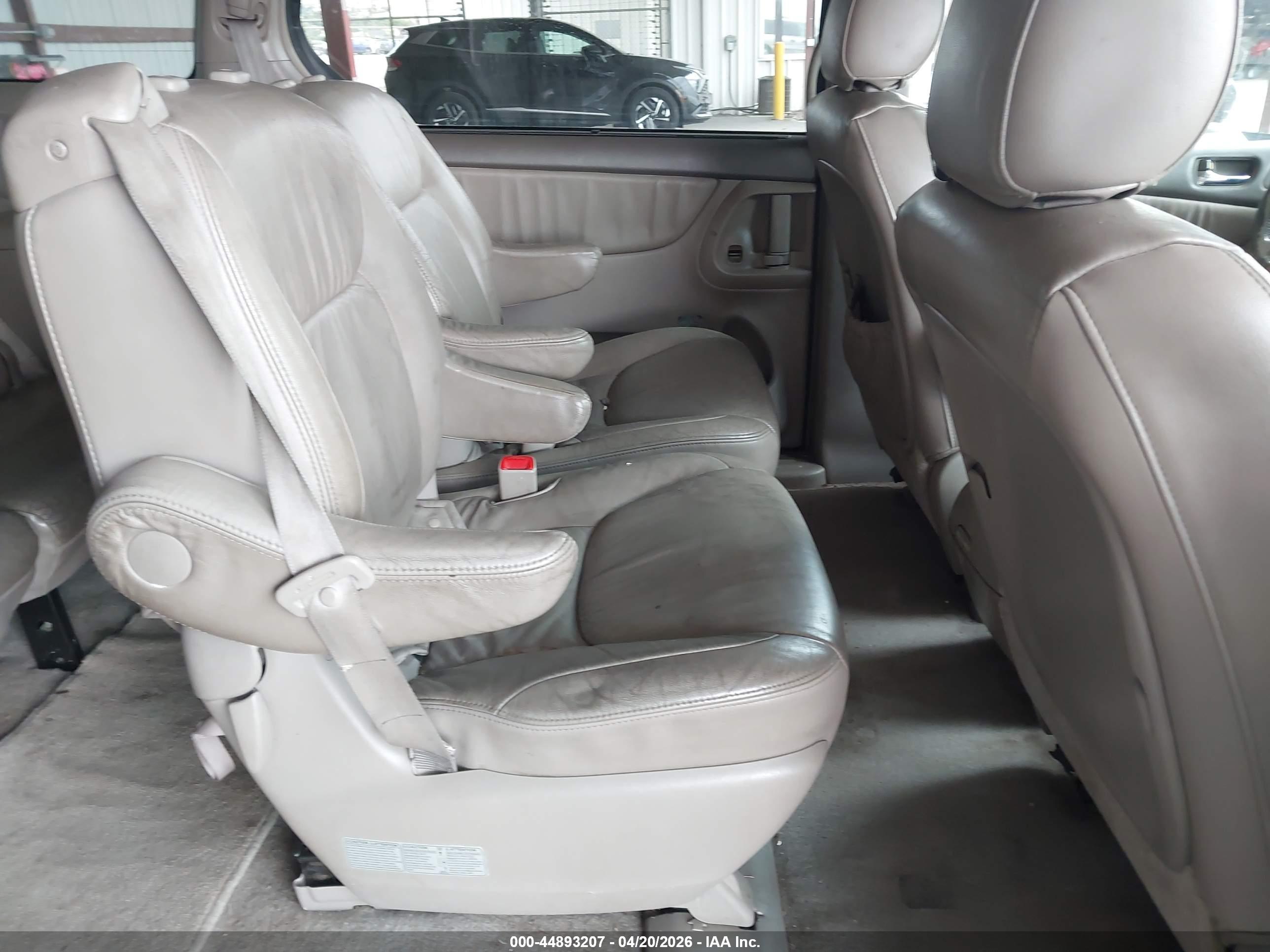 TOYOTA SIENNA image 8