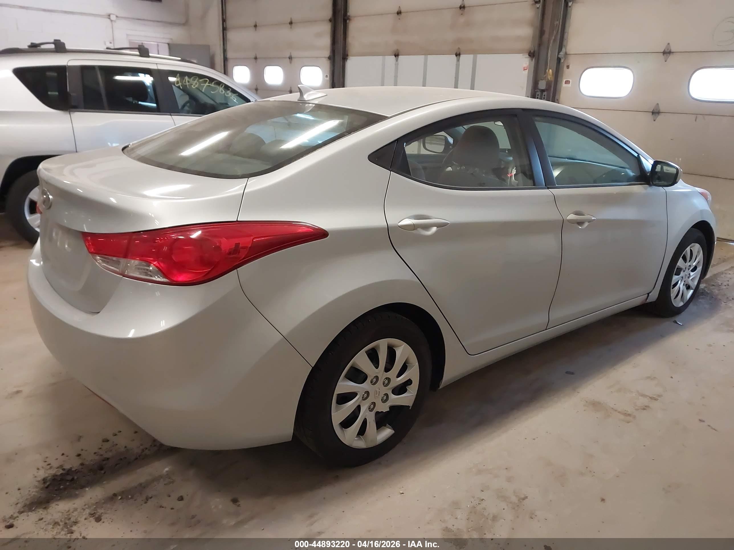 HYUNDAI ELANTRA image 4