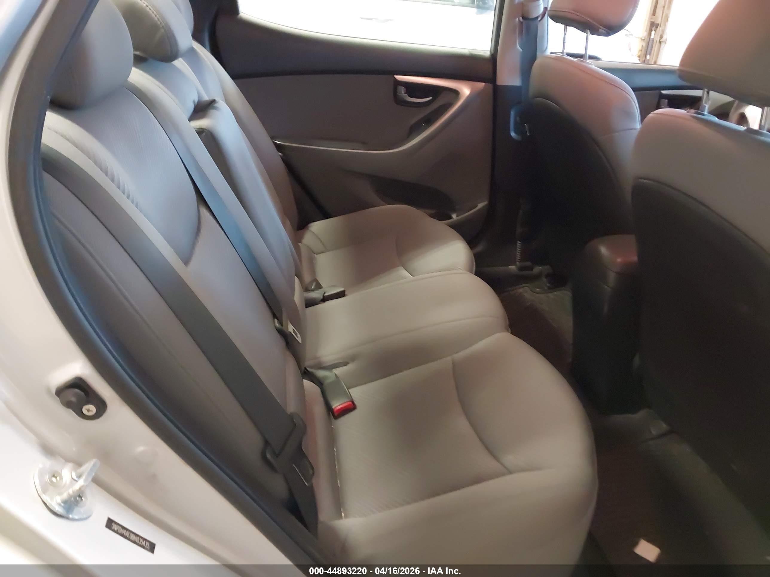 HYUNDAI ELANTRA image 8