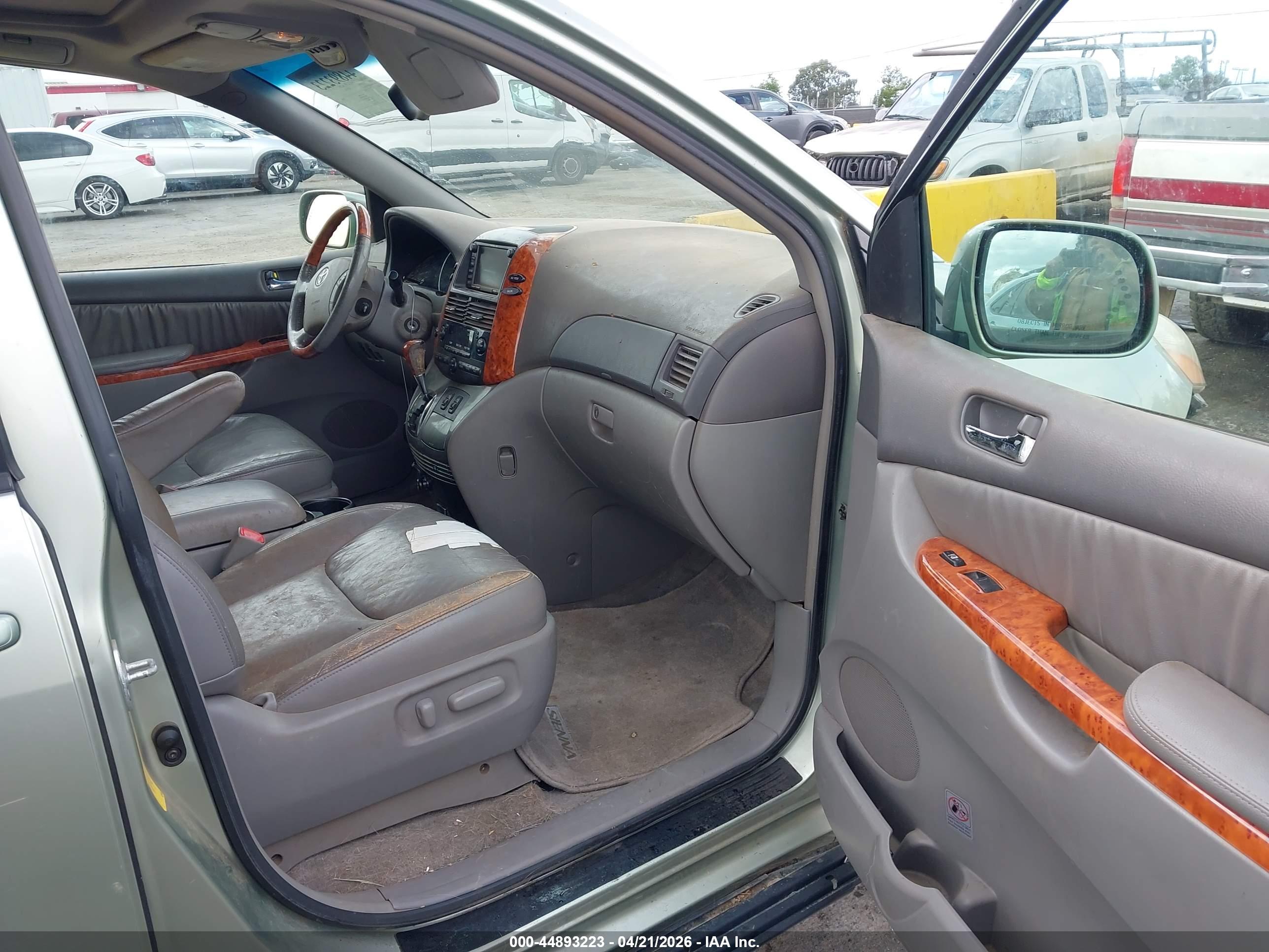 TOYOTA SIENNA image 5