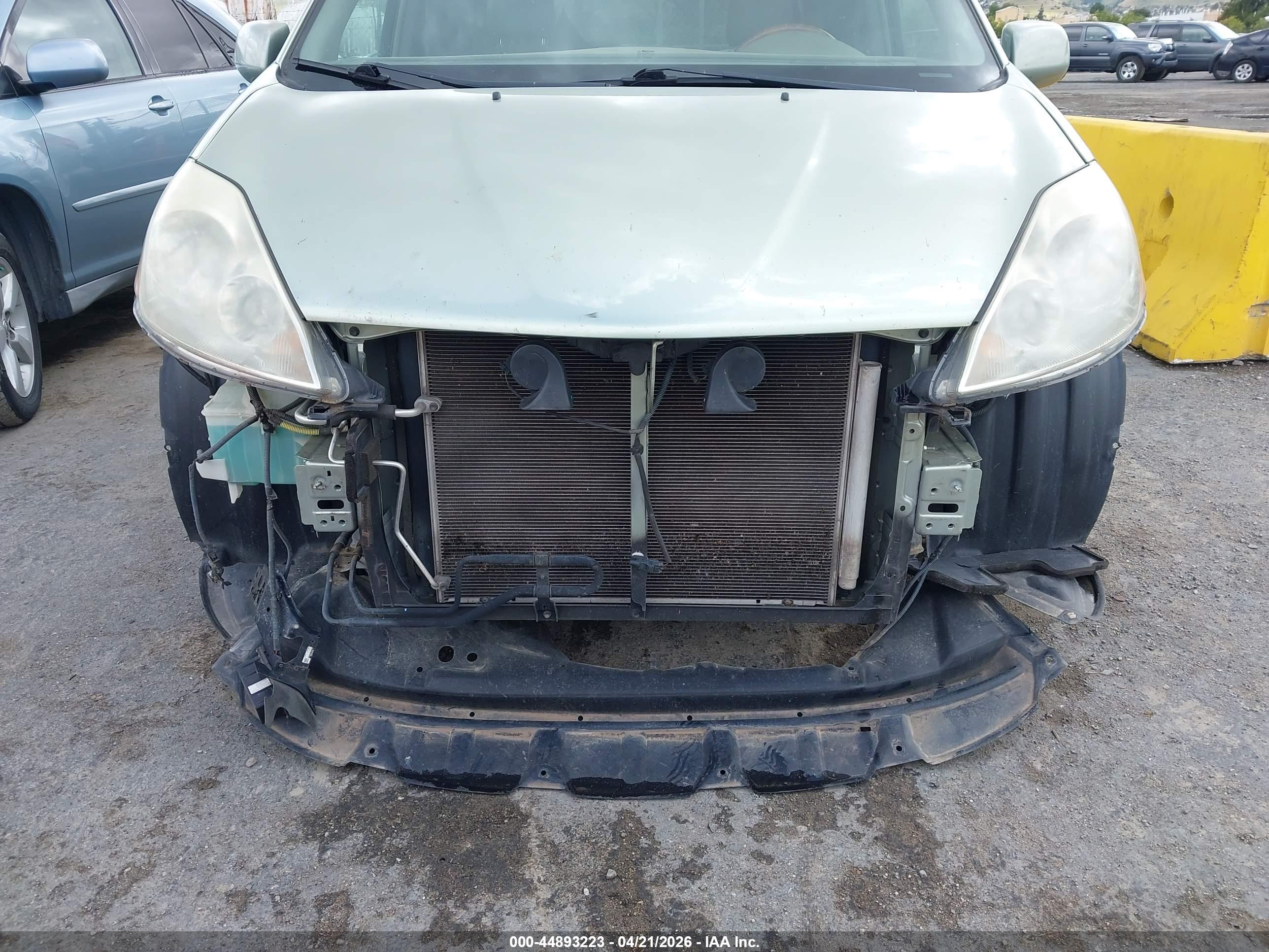 TOYOTA SIENNA image 6