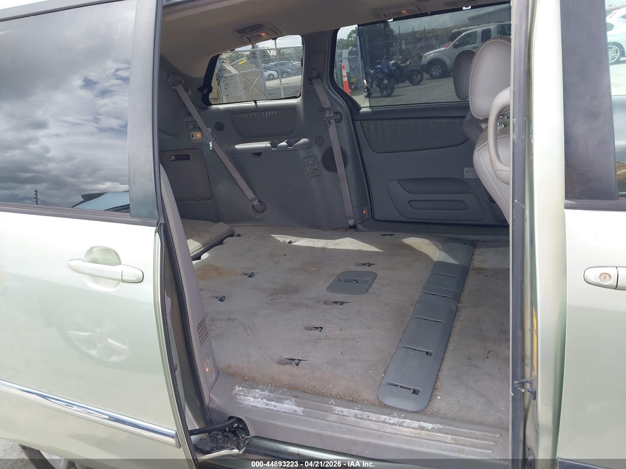TOYOTA SIENNA image 8