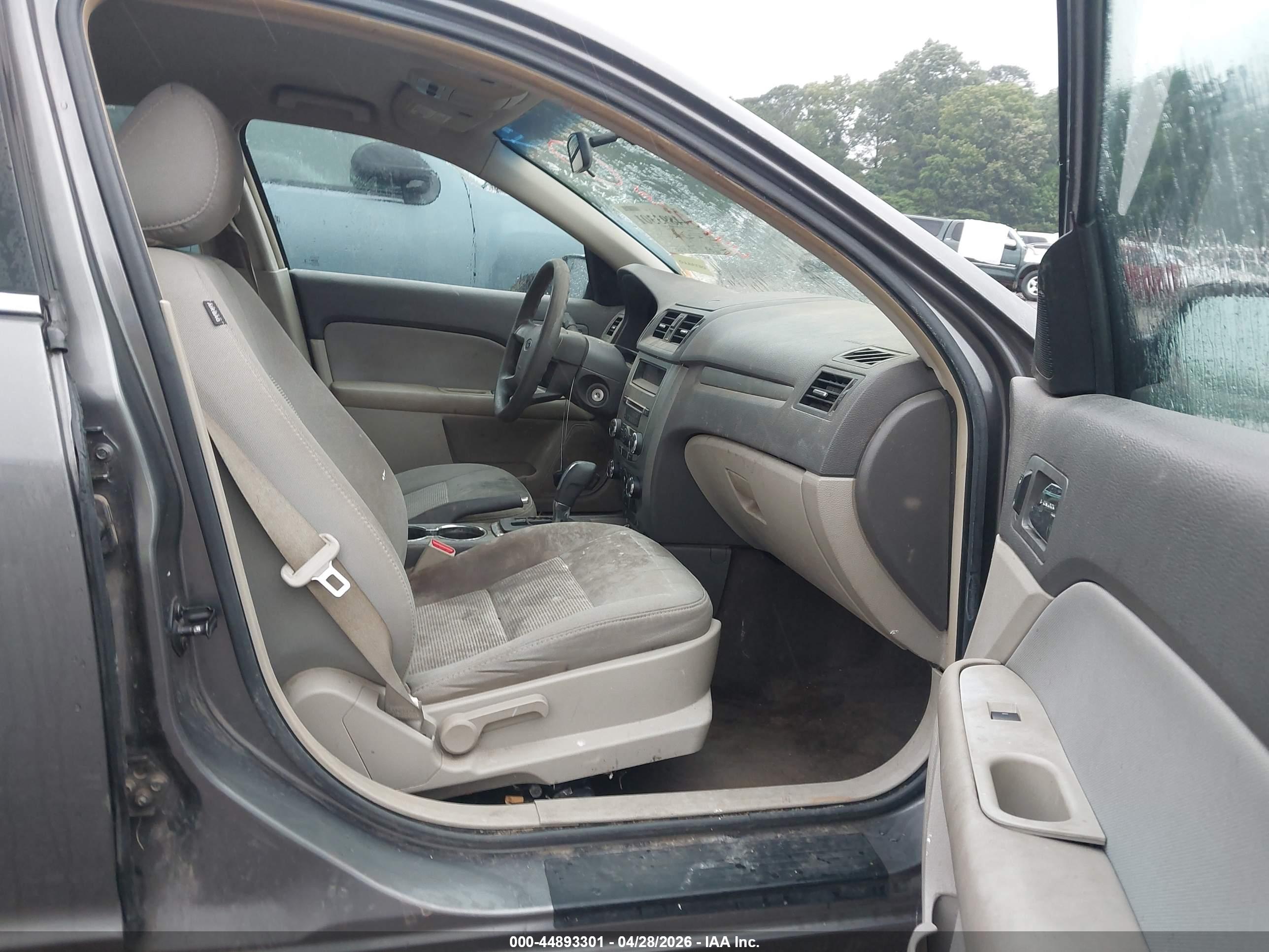 FORD FUSION image 5