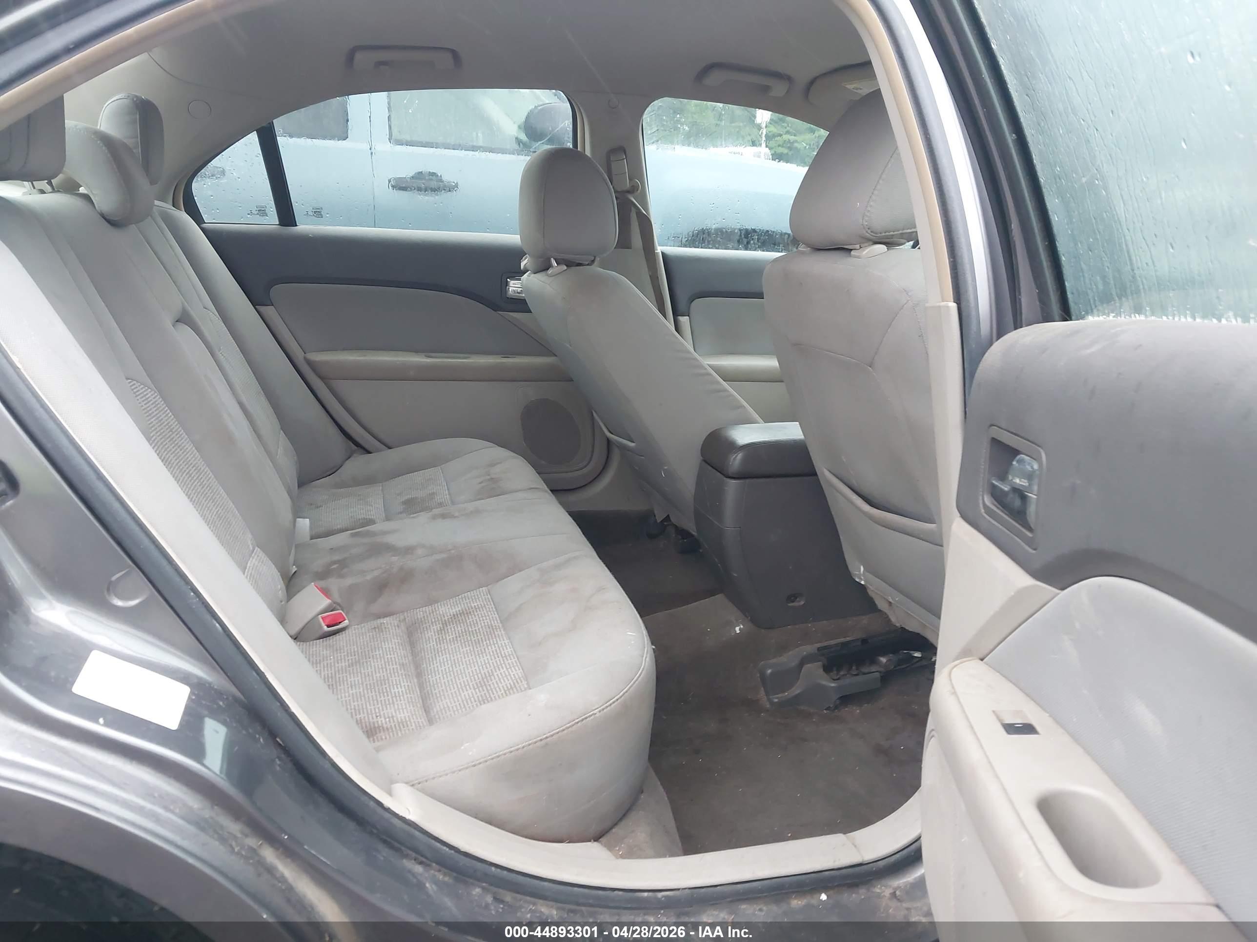 FORD FUSION image 8