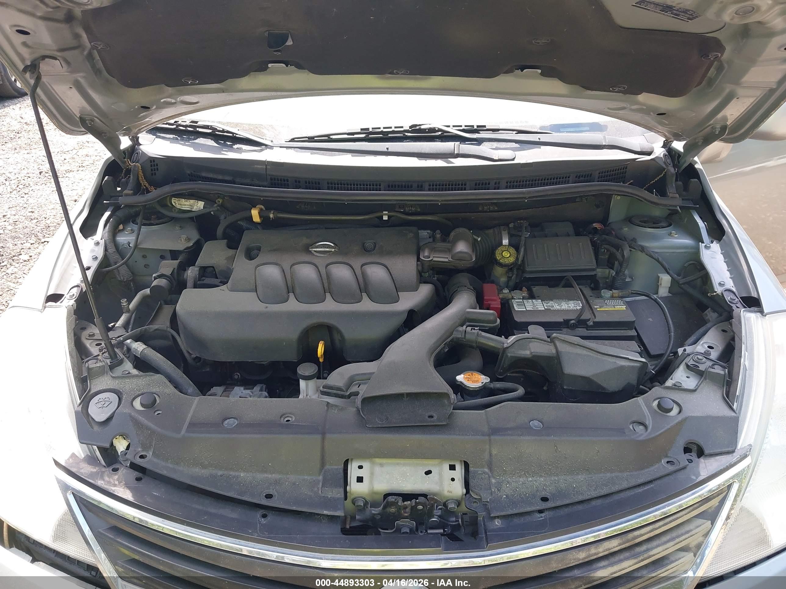 NISSAN VERSA image 10