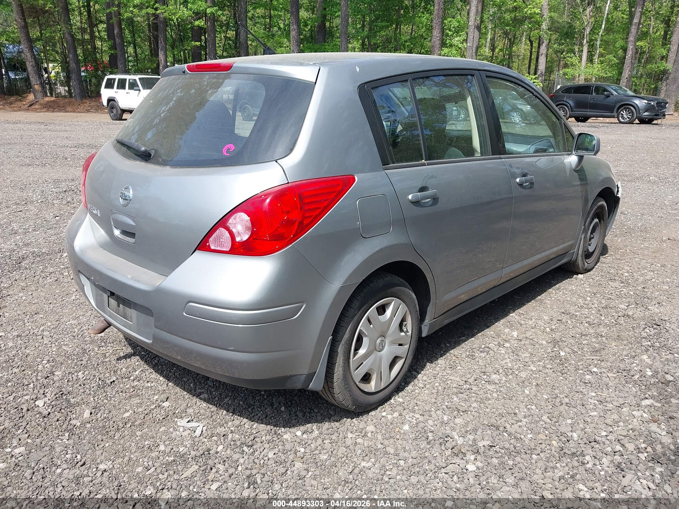 NISSAN VERSA image 4