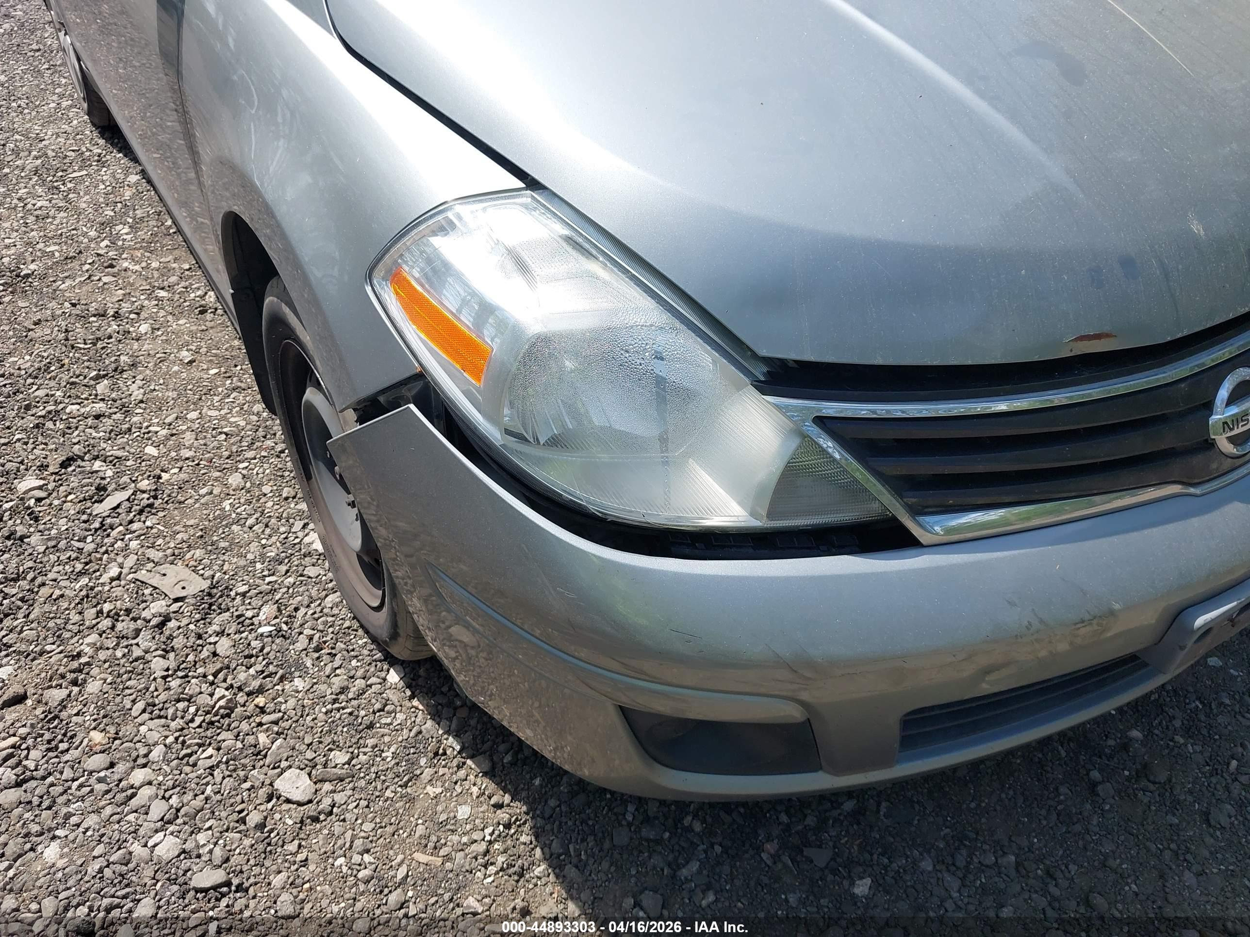 NISSAN VERSA image 6
