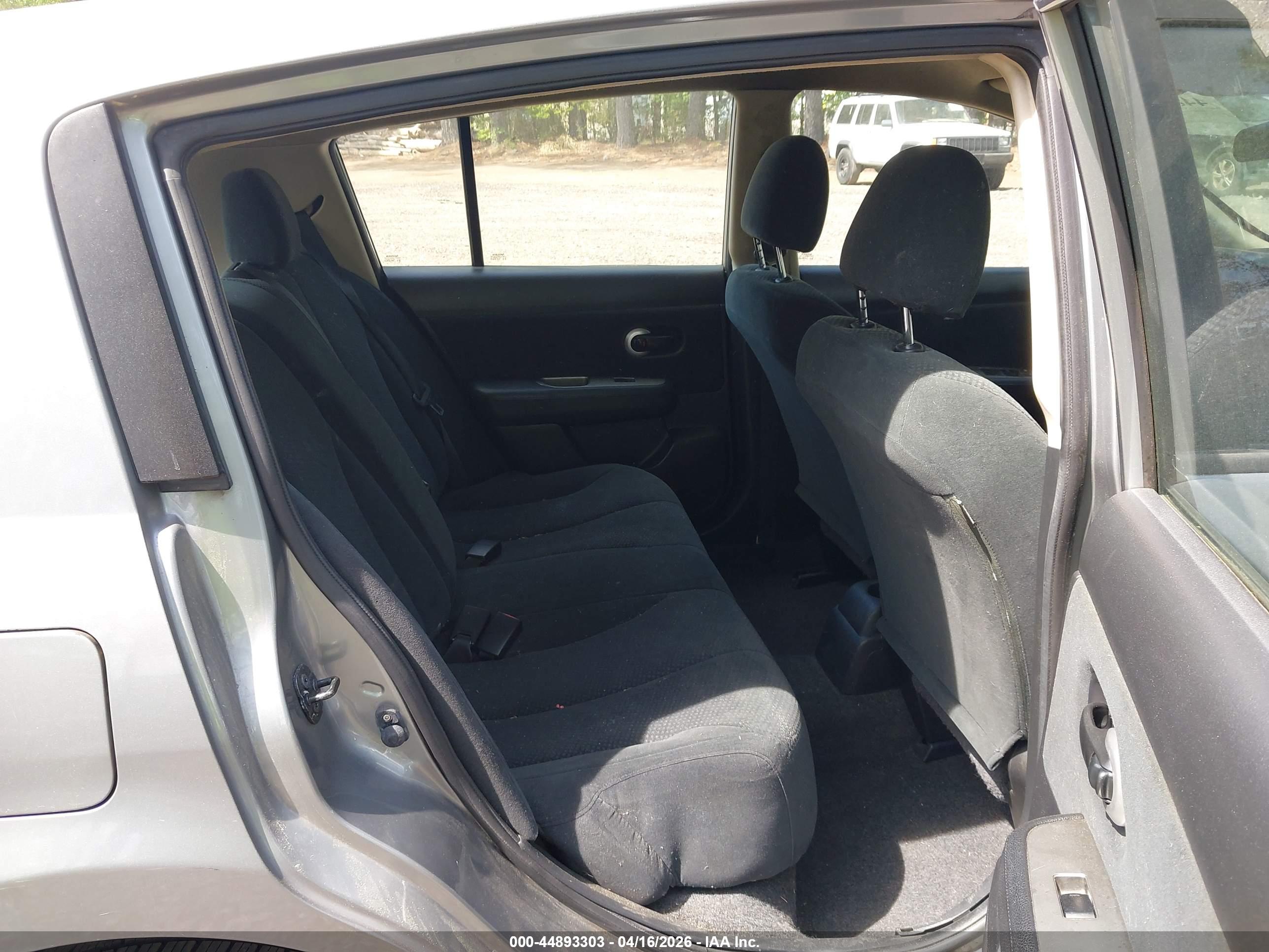 NISSAN VERSA image 8