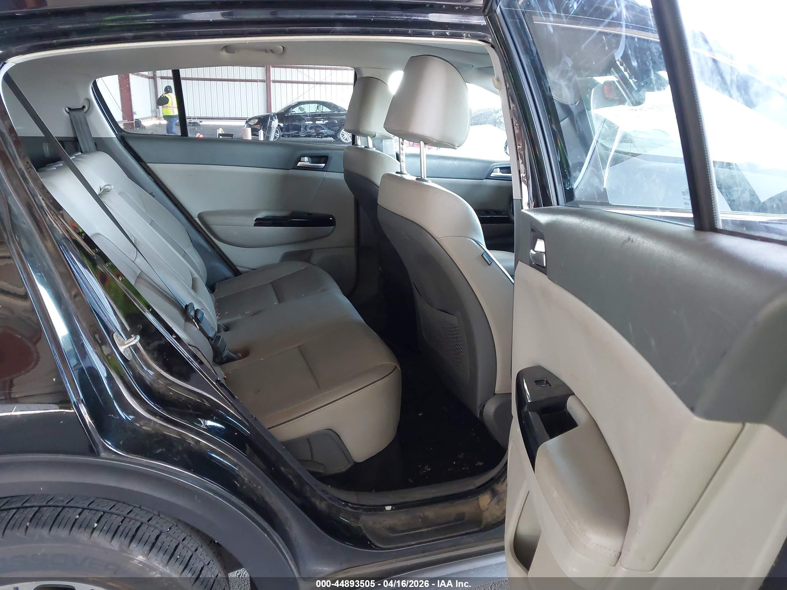 KIA SPORTAGE image 8