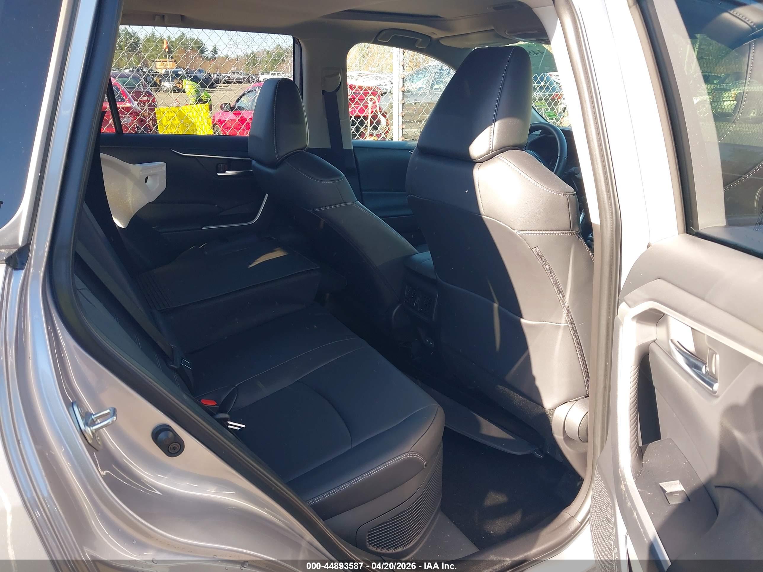 TOYOTA RAV4 image 8