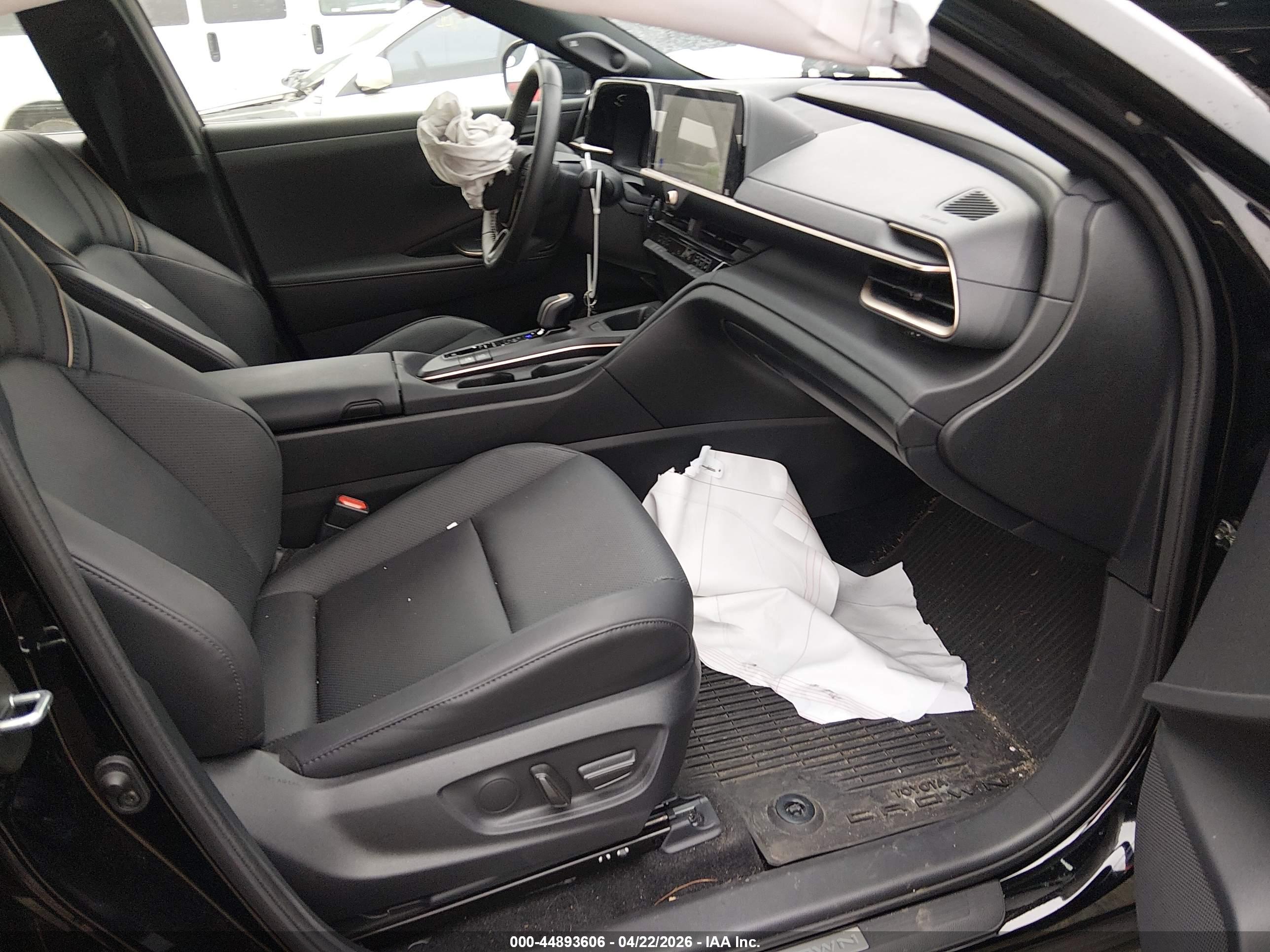 TOYOTA CROWN image 5