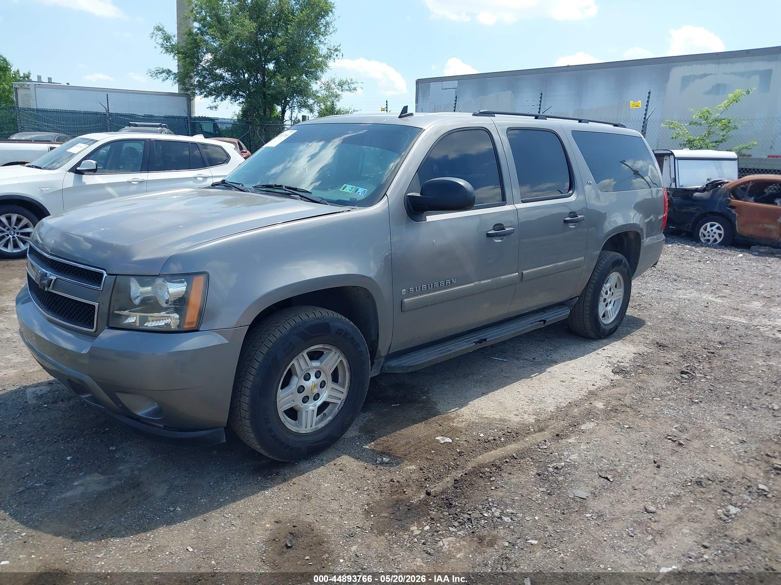 CHEVROLET SUBURBAN image 2