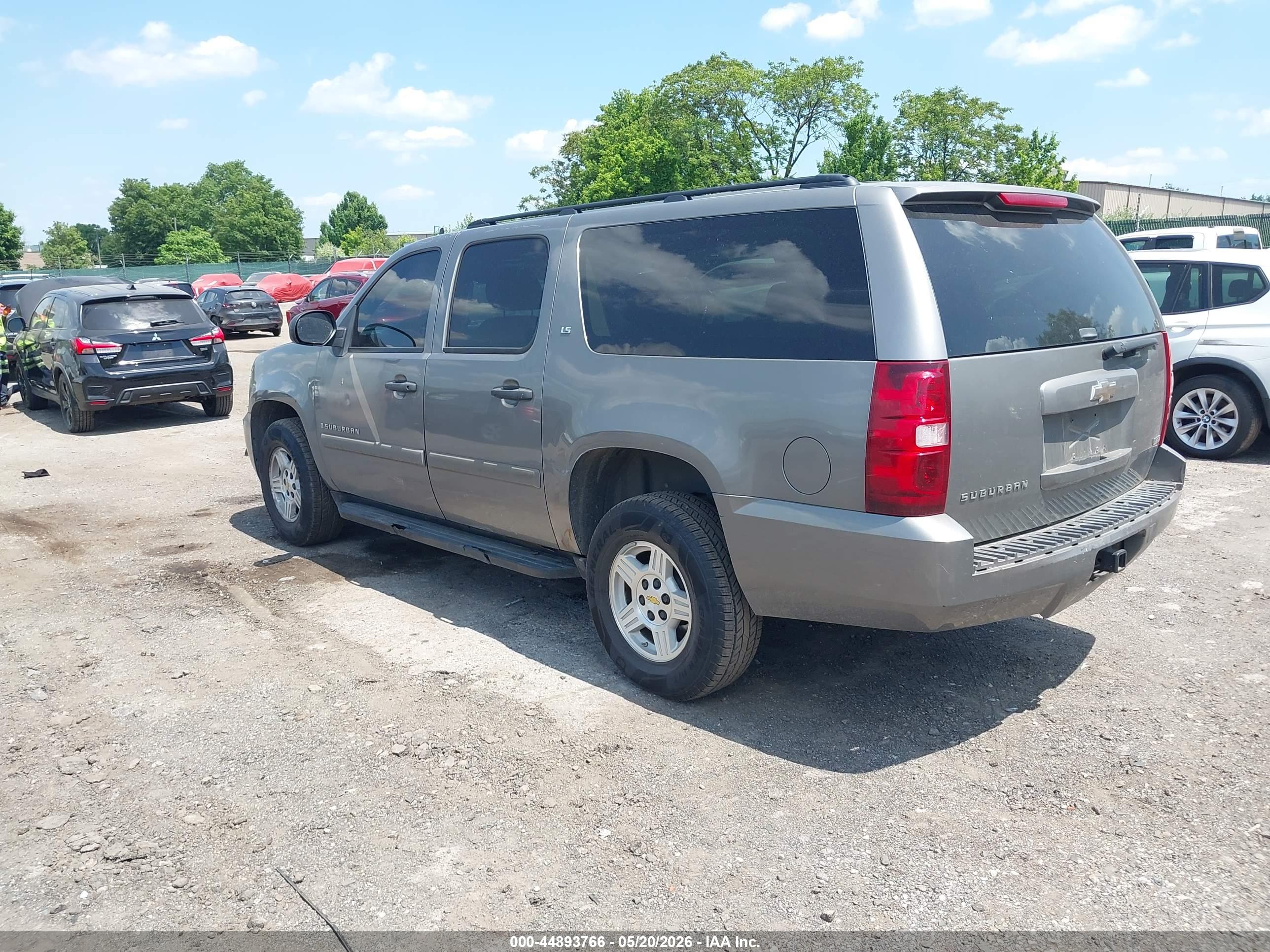 CHEVROLET SUBURBAN image 3