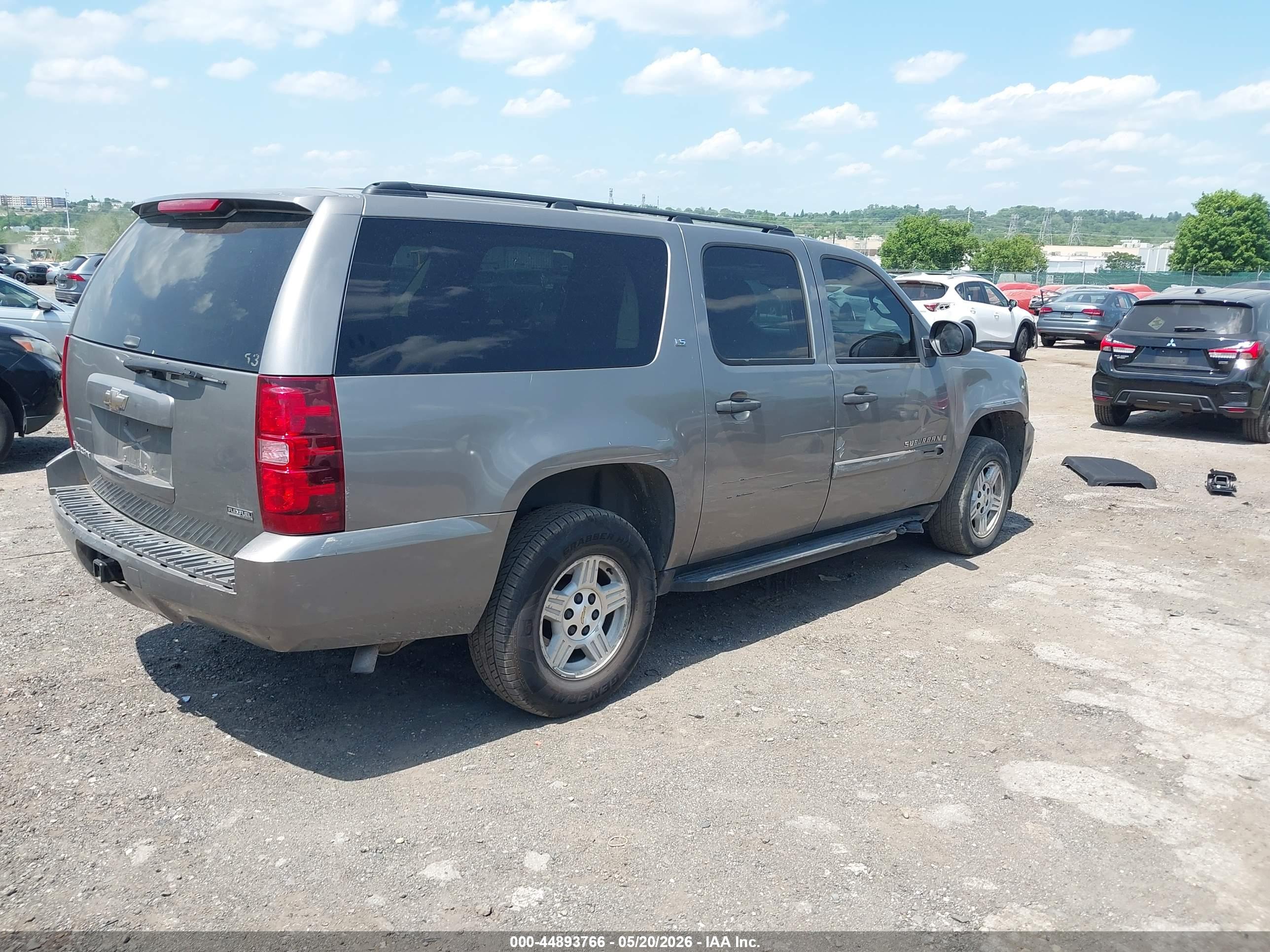 CHEVROLET SUBURBAN image 4