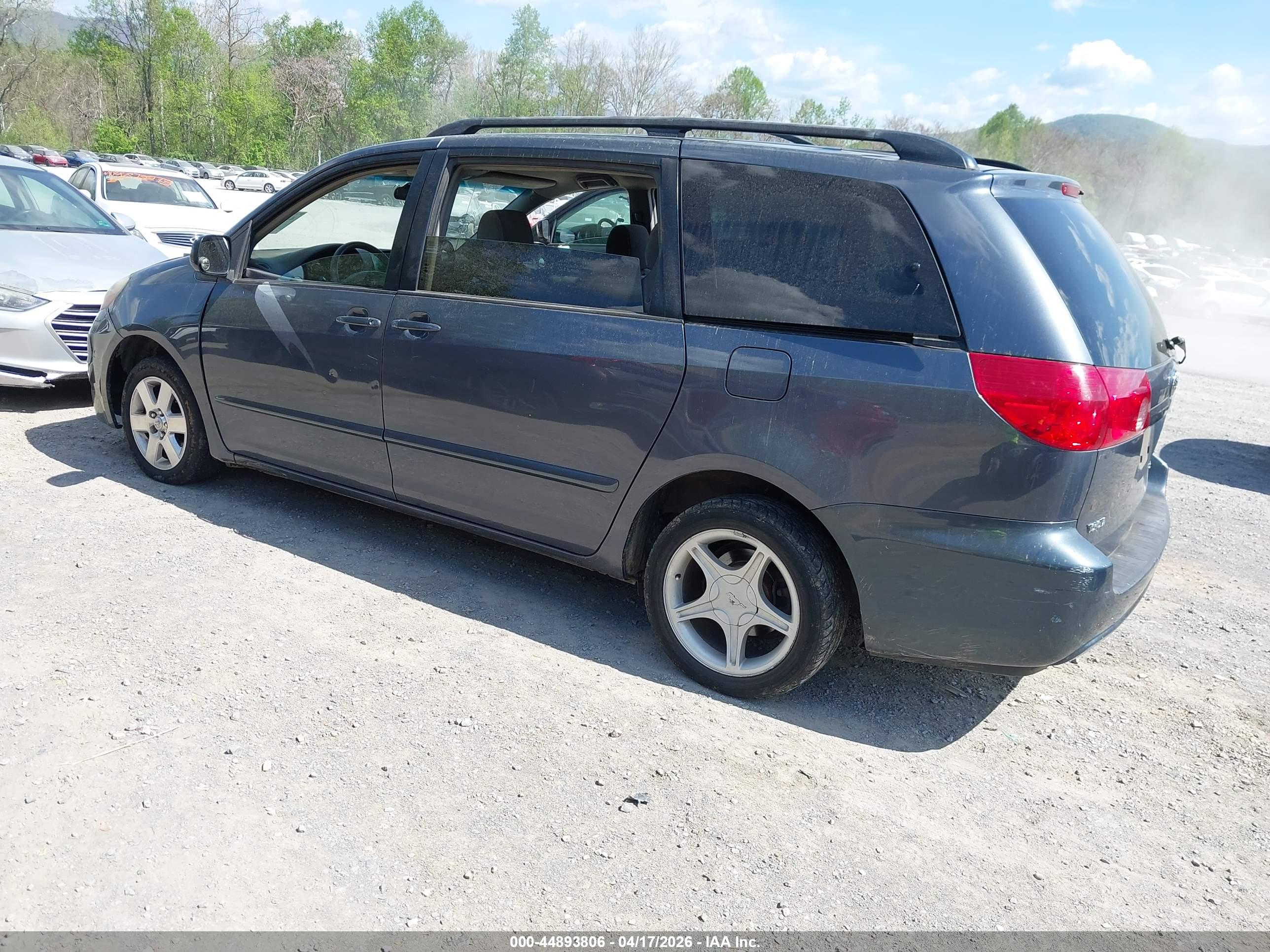 TOYOTA SIENNA image 3